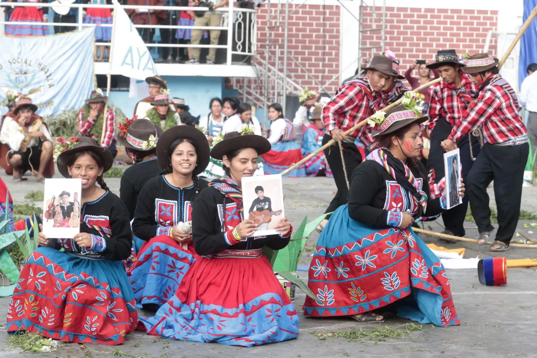 Alegría desbordante, belleza y danza seductoras son algunas de las cualidades que identifican al carnaval Huallino, uno de los más populares del Perú.
Foto: ANDINA/Vidal Tarqui