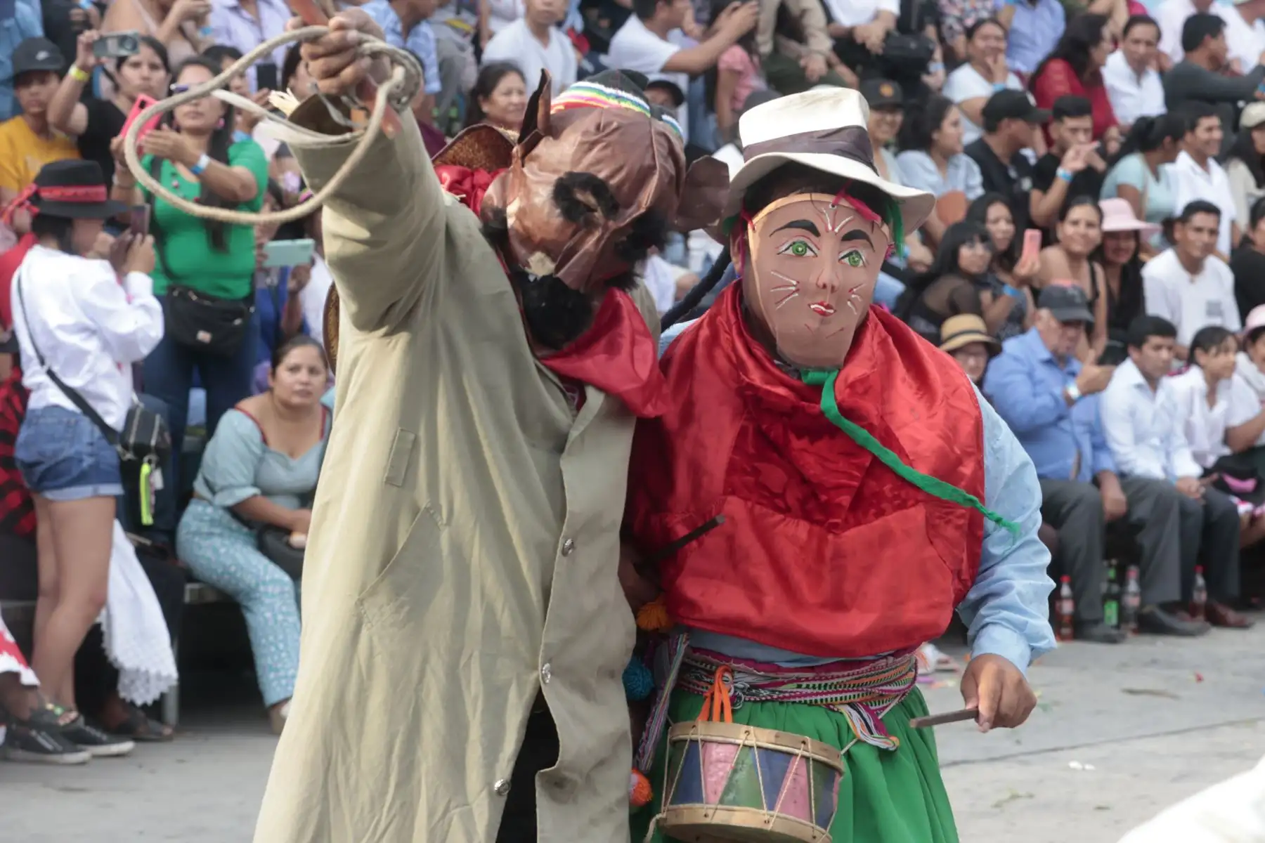 Presentación de caporal Huallino. Durante la ejecución de la danza participaron niños y jóvenes junto con adultos mayores, en una clara muestra de la transmisión de saberes culturales y ancestrales a las nuevas generaciones.
Foto: ANDINA/Vidal Tarqui