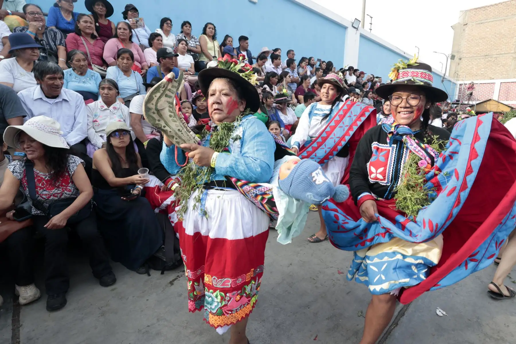 Carnaval de Pumpin Huallino 2024. Durante la ejecución de la danza participaron niños y jóvenes junto con adultos mayores, en una clara muestra de la transmisión de saberes culturales y ancestrales a las nuevas generaciones.
Foto: ANDINA/Vidal Tarqui