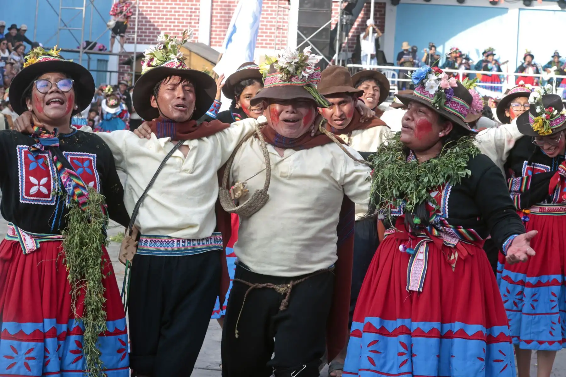 Comparsas de Pumpin Huallino 2024. Melodías tradicionales, alegría desbordante, belleza y danza seductoras son algunas de las cualidades que identifican al carnaval Huallino, uno de los más populares del Perú.
Foto: ANDINA/Vidal Tarqui