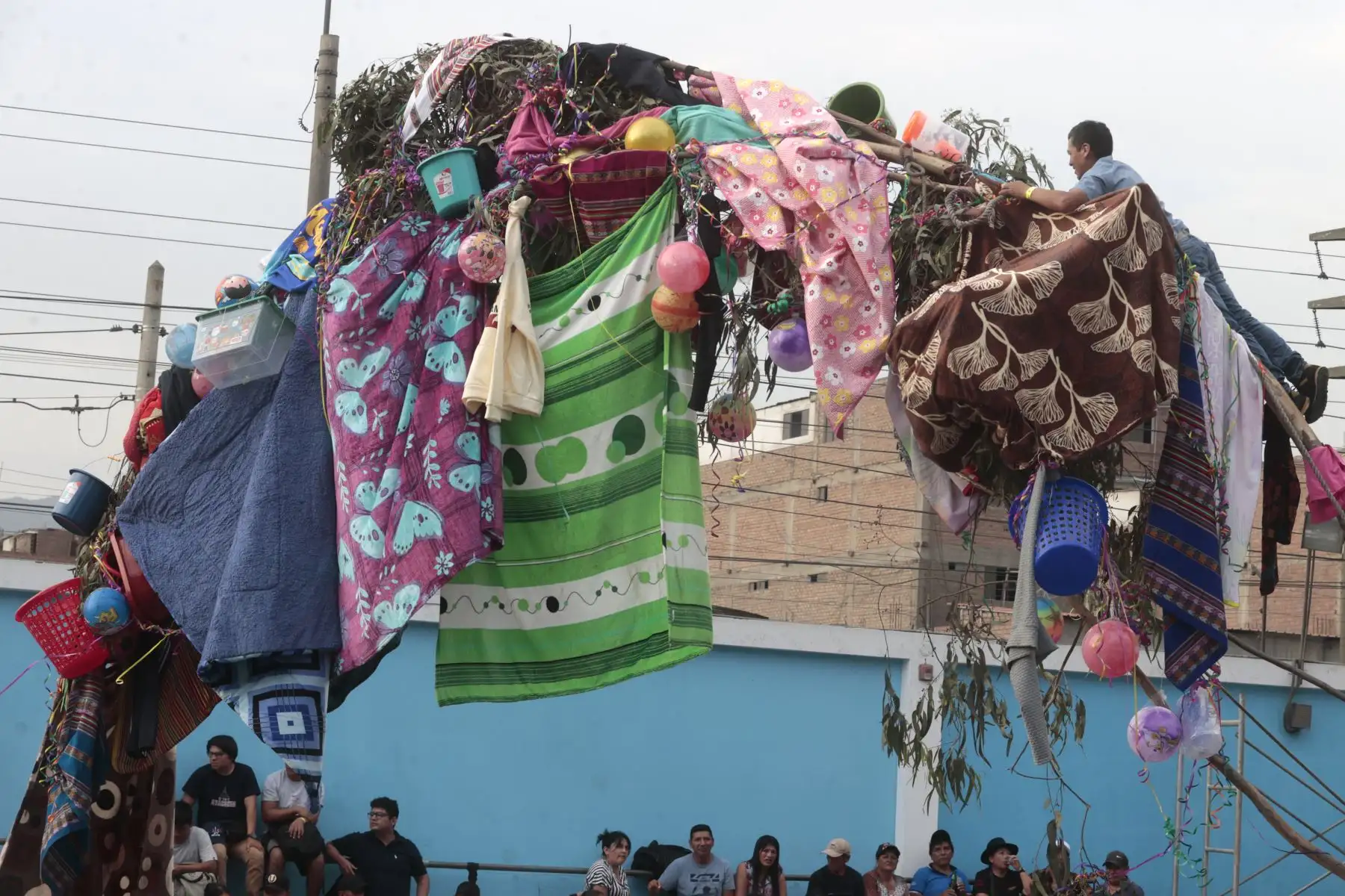 Carnaval de Pumpin Huallino 2024 Para cerrar con broche de oro se realizó la tradicional yunza, la cual incluyó tres enormes árboles, adornados con frazadas, tinas, baldes, mantas y juguetes, que esperaban ser tumbados a punta de machete por los asistentes mientras bailaban alrededor de ellos.
Foto: ANDINA/Vidal Tarqui