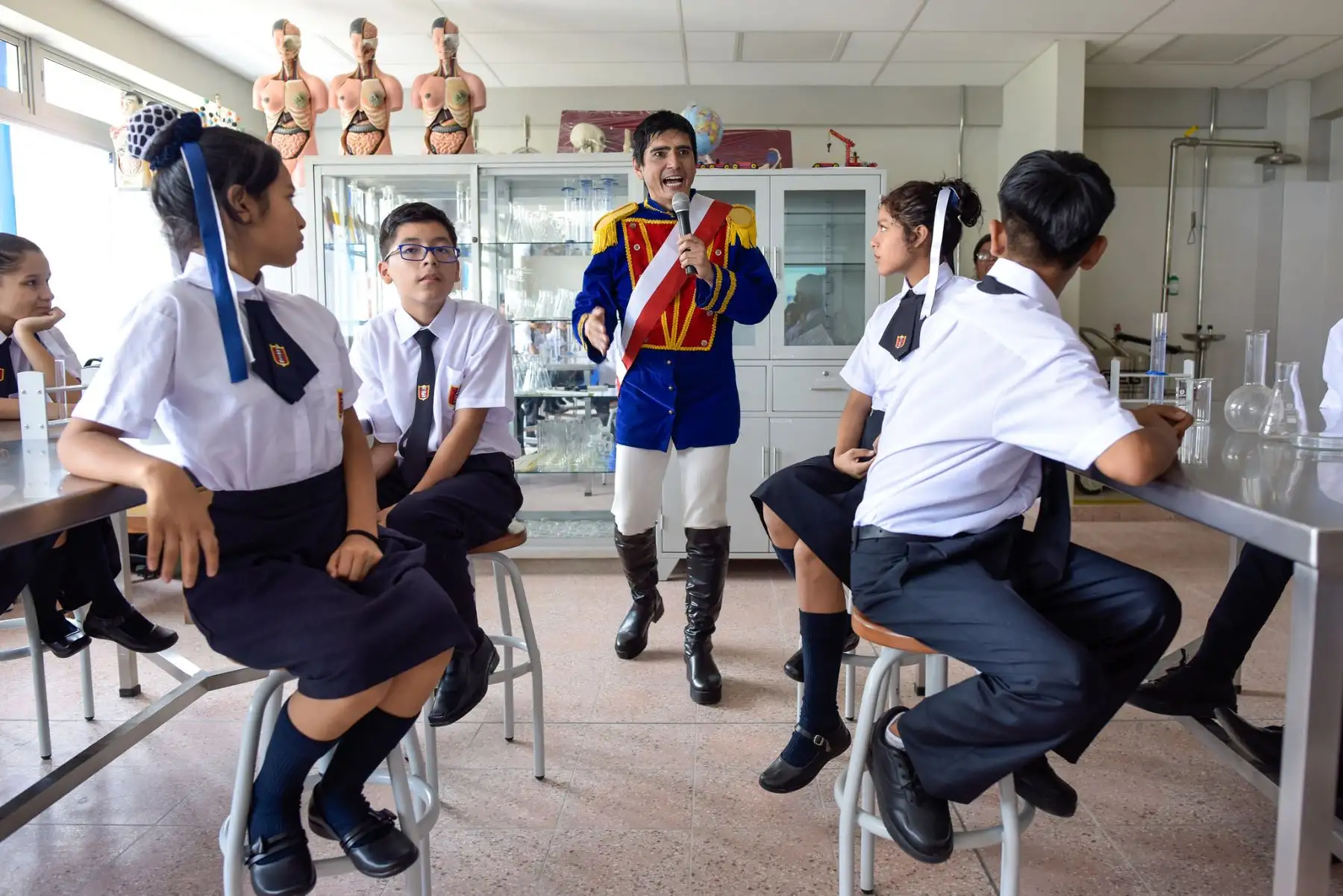 Héroes de la independencia del Perú sorprenden a estudiantes de educación básica en Los Olivos durante el inicio del año escolar 2024, compartiendo tiempo con ellos y contándoles su rol en la gesta emancipadora. Foto: ANDINA/Bicentenario
