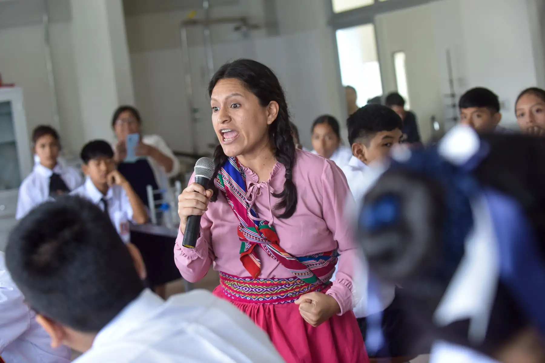 Héroes de la independencia del Perú sorprenden a estudiantes de educación básica en Los Olivos durante el inicio del año escolar 2024, compartiendo tiempo con ellos y contándoles su rol en la gesta emancipadora. Foto: ANDINA/Bicentenario