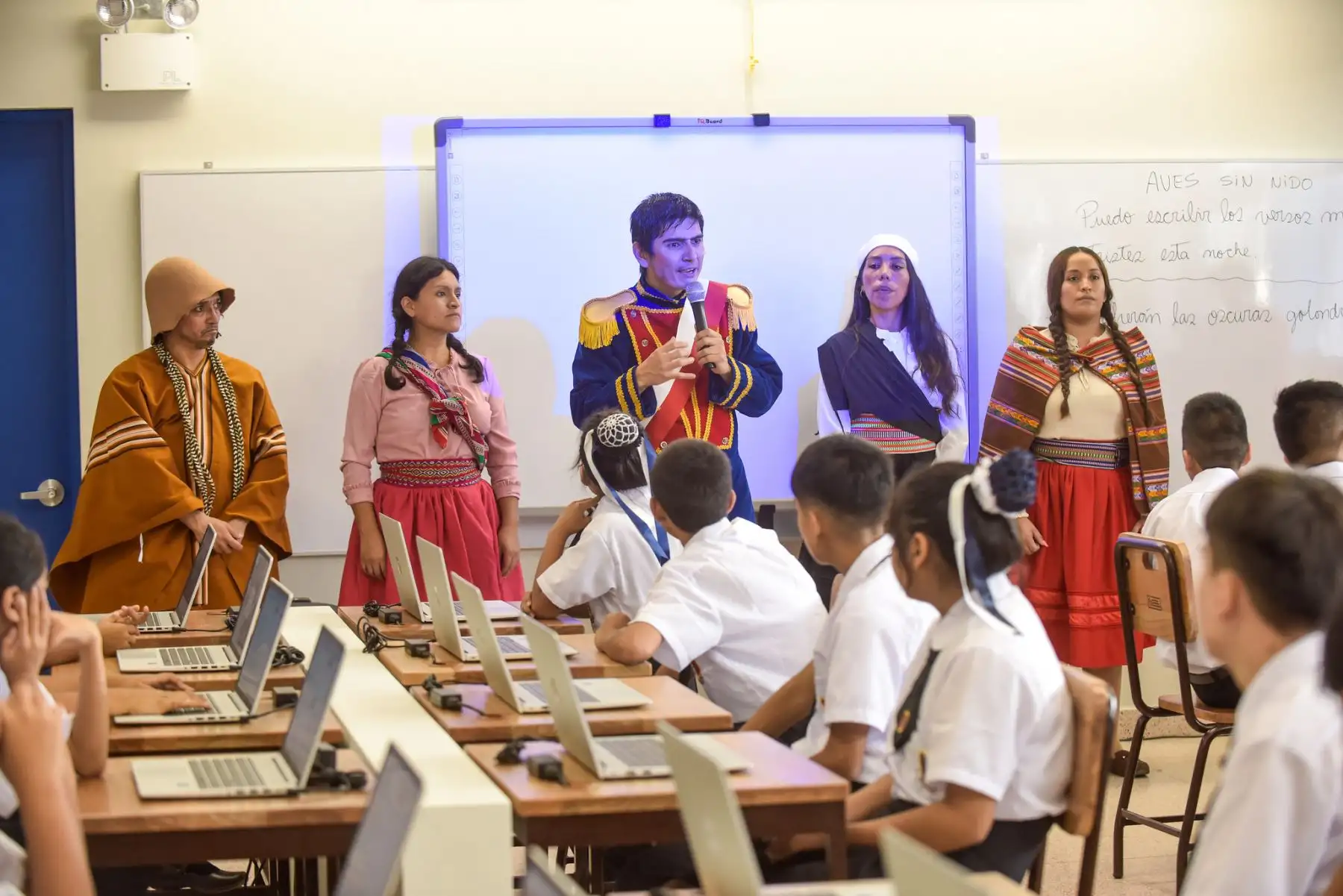 Héroes de la independencia del Perú sorprenden a estudiantes de educación básica en Los Olivos durante el inicio del año escolar 2024, compartiendo tiempo con ellos y contándoles su rol en la gesta emancipadora. Foto: ANDINA/Bicentenario