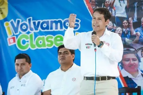 Ministro Julio Demartini visitó las instituciones educativas Liceo Trujillo, Divino Jesús y José Olaya de la capital liberteña, donde participó del Buen Inicio del año Escolar 2024.