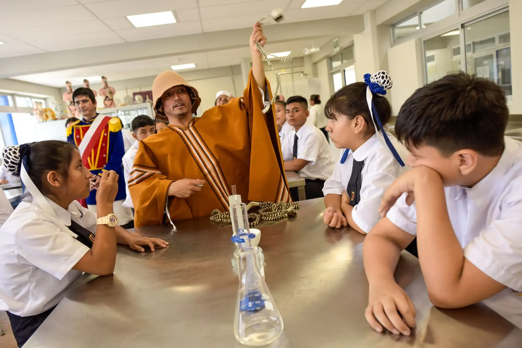 Héroes de la independencia del Perú sorprenden a estudiantes de educación básica en Los Olivos durante el inicio del año escolar 2024, compartiendo tiempo con ellos y contándoles su rol en la gesta emancipadora. Foto: ANDINA/Bicentenario