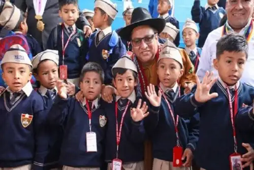 El titular del Minsa, César Vásquez,  recorrió diferentes aulas de las instituciones educativas en compañía de las autoridades regionales y educativas.