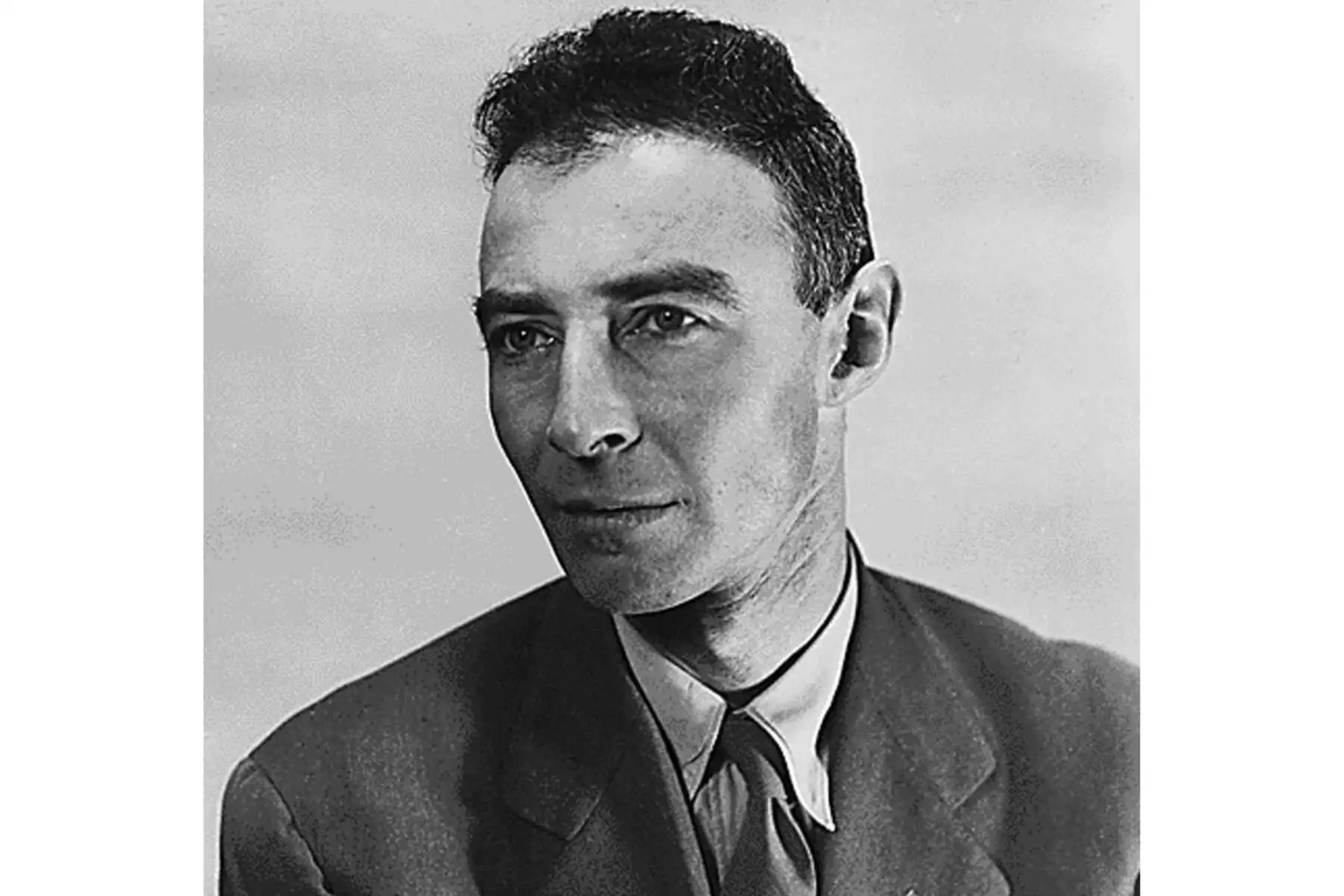 Fotografía de archivo tomada en 1944 muestra al Dr. Robert Oppenheimer, físico atómico y director del Proyecto Manhattan. Foto: AFP