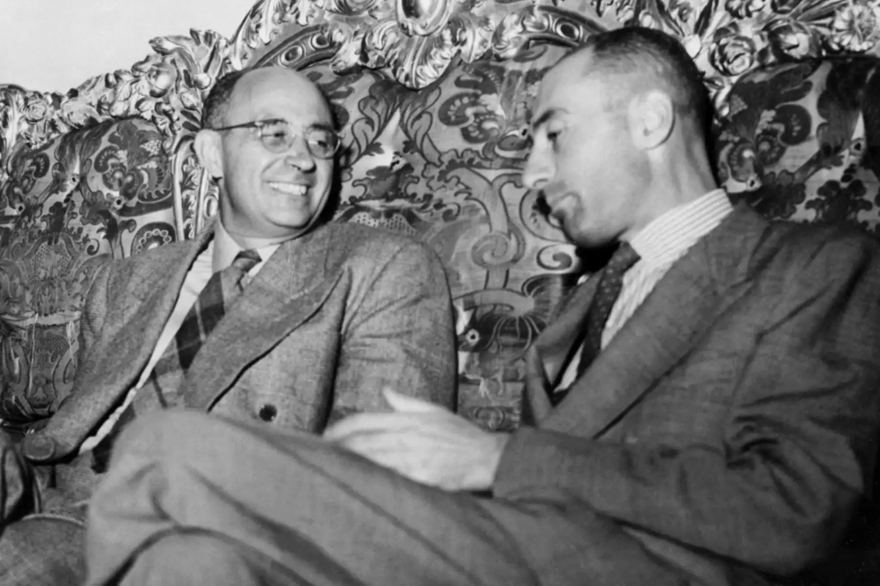 Fotografía fechada en septiembre de 1949 del científico nuclear estadounidense Robert Oppenheimer (1904-1967) (derecha) con el científico nuclear estadounidense nacido en Italia Enrico Fermi (1901-1954). Foto: AFP