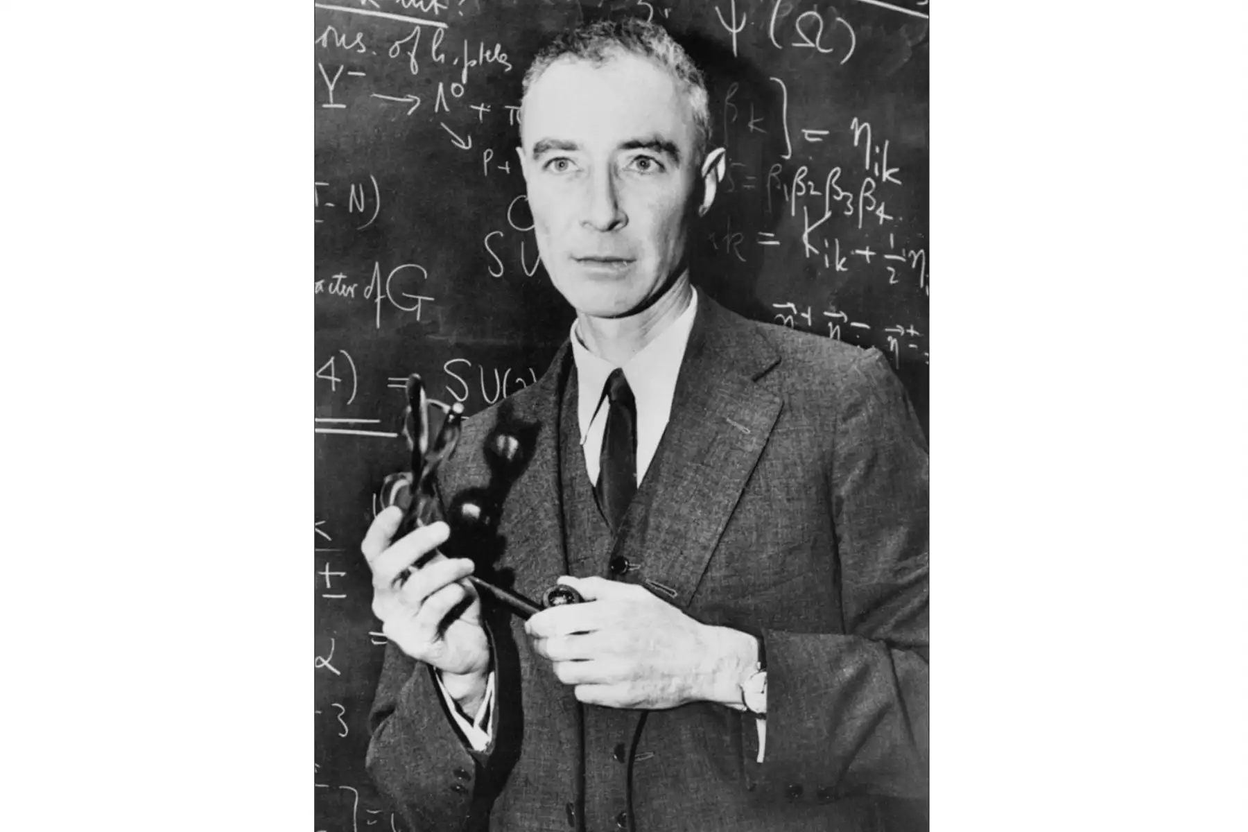 Fotografía tomada en 1954 del científico nuclear estadounidense Robert Oppenheimer (1904-1967). Llegó a ser director del proyecto de la bomba atómica en Los Álamos (1943-45). Foto: AFP