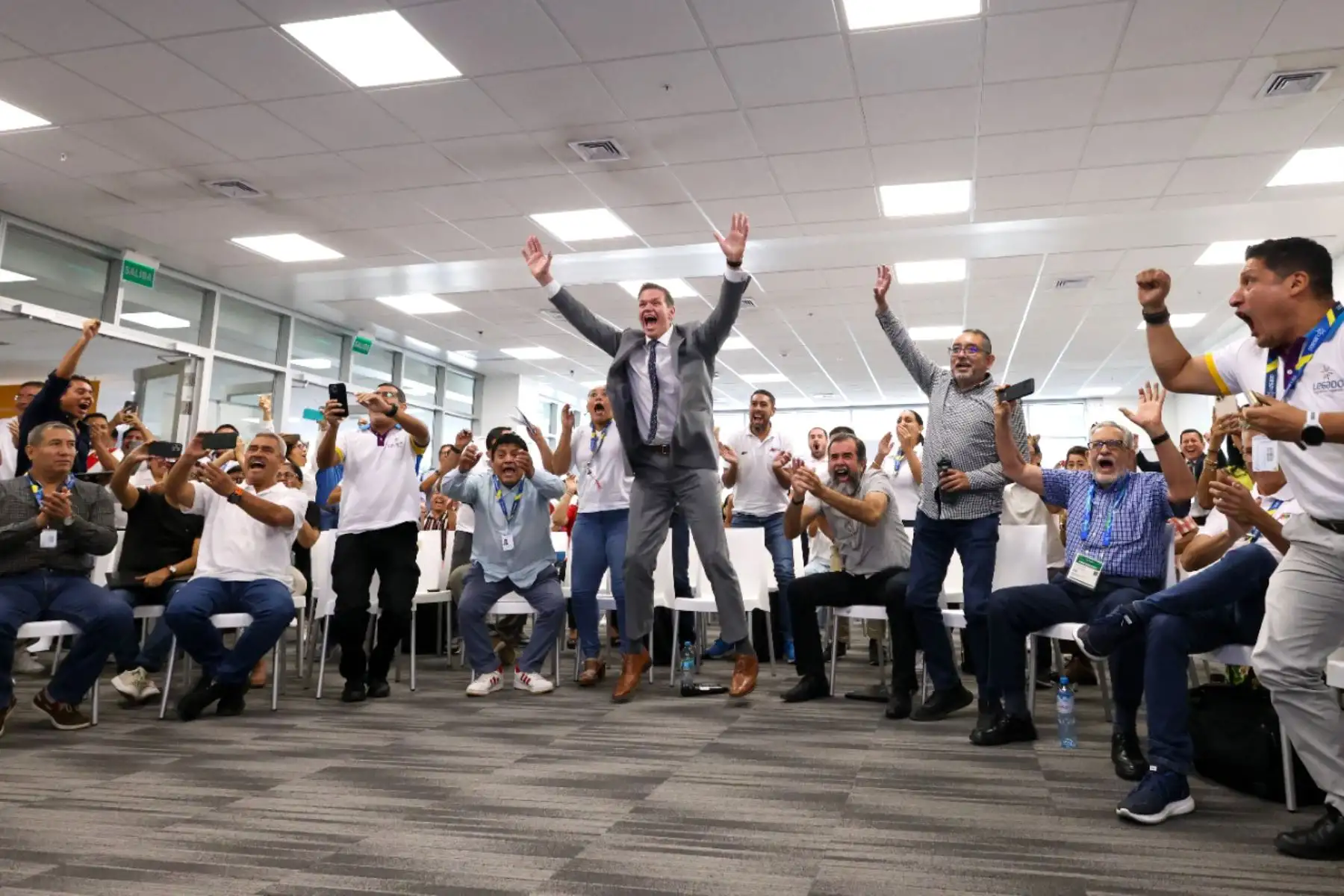 Los colaboradores del proyecto especial legado reunidos en el Bowling Center, 
celebran el anuncio que Lima ganó la elección a Asunción para ser sede de los próximos Juegos Panamericanos 2027.  Foto: Legado