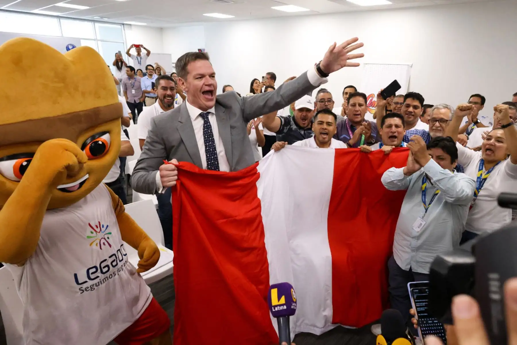 Los colaboradores del proyecto especial legado reunidos en el Bowling Center, 
celebran el anuncio que Lima ganó la elección a Asunción para ser sede de los próximos Juegos Panamericanos 2027.  Foto: Legado