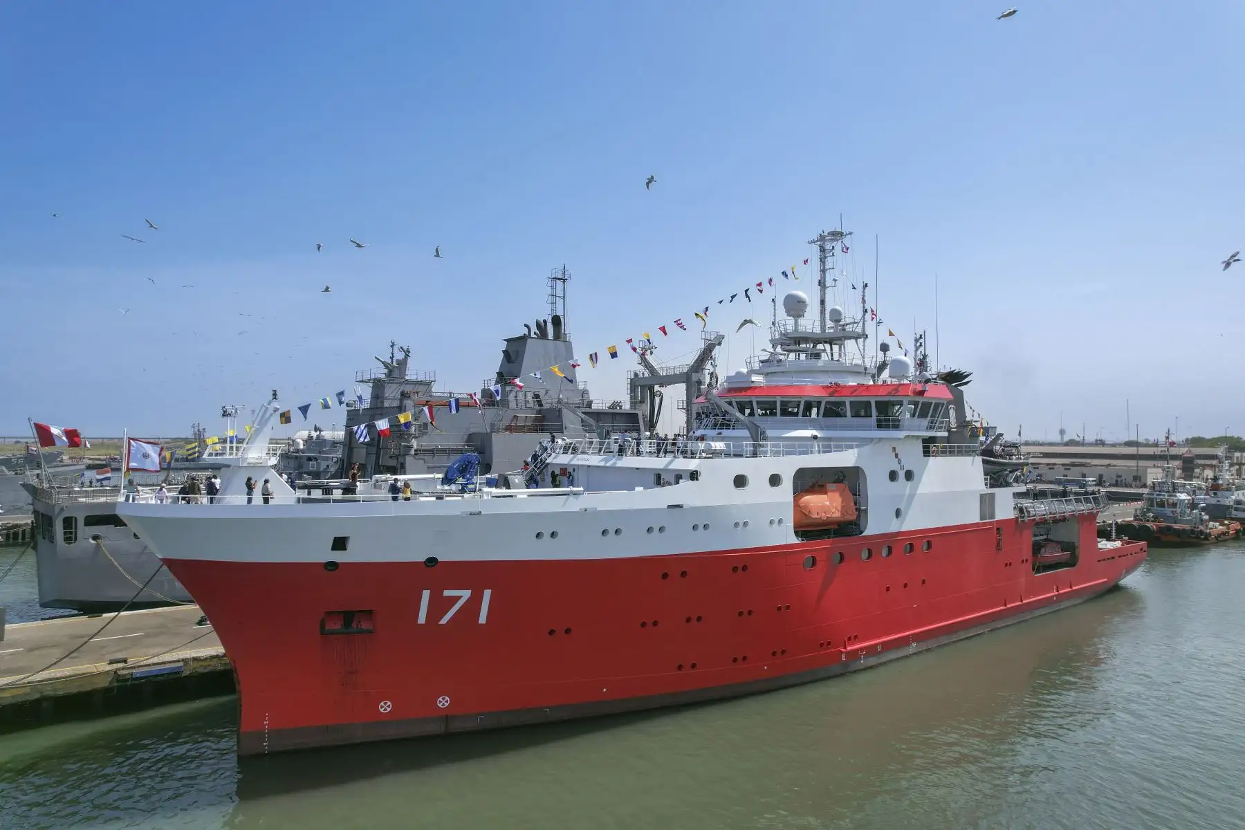 El buque oceanográfico B.A.P. Carrasco, de la Marina de Guerra del Perú, arribó esta mañana al Callao, tras la culminación de la Trigésima Campaña Científica del Perú en la Antártida, ANTAR XXX. Los tripulantes y científicos fueron recibidos por autoridades civiles y militares, así como de sus familiares, en una ceremonia que se realizó en la Base Naval del Callao y que estuvo presidida  por el ministro de Defensa, Walter Astudillo Chávez, y el comandante general de la Marina de Guerra, Almirante Luis Polar Figari.
Foto: ANDINA/Andrés Valle