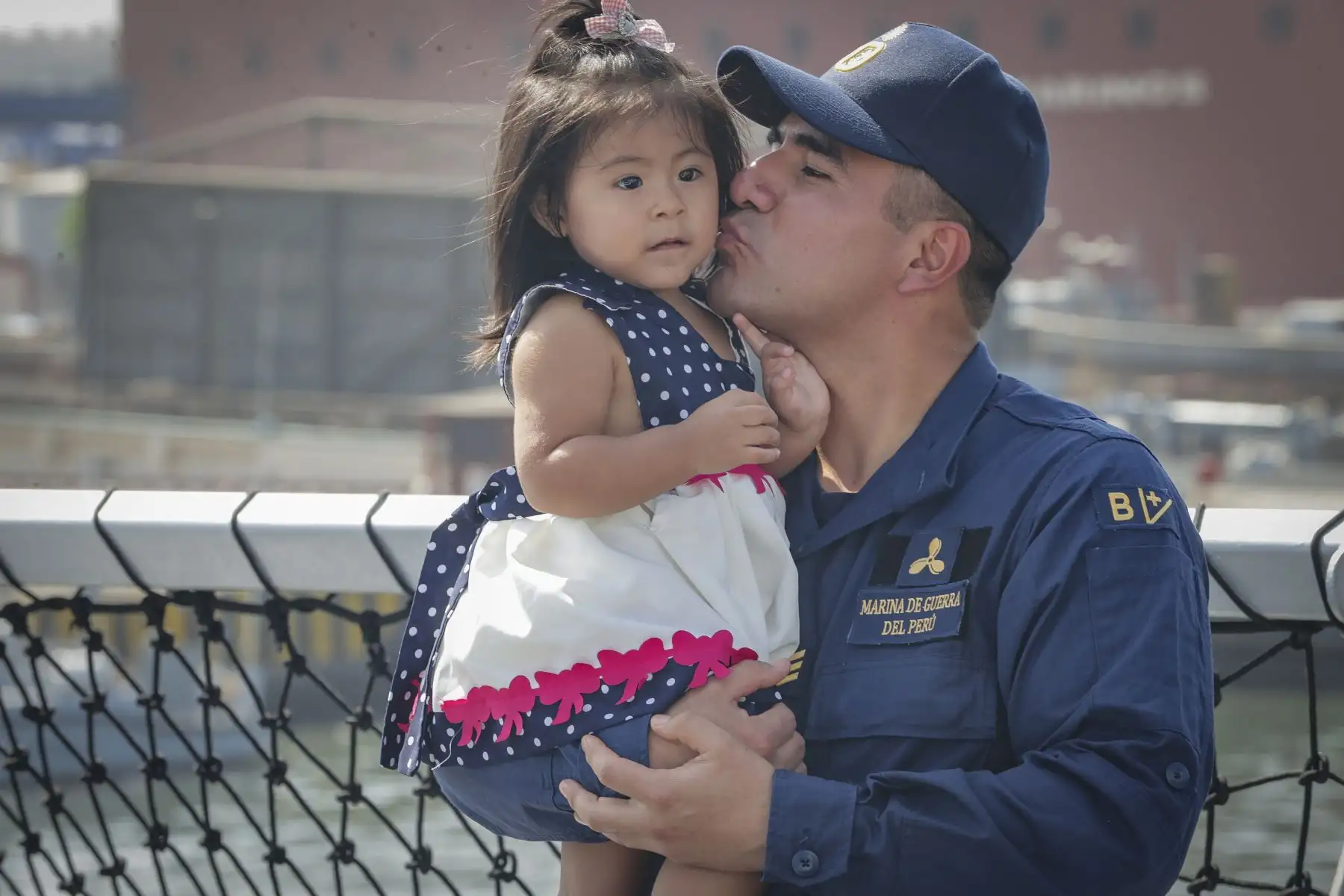 El buque oceanográfico B.A.P. Carrasco, de la Marina de Guerra del Perú, arribó esta mañana al Callao, tras la culminación de la Trigésima Campaña Científica del Perú en la Antártida, ANTAR XXX. Los tripulantes y científicos fueron recibidos por autoridades civiles y militares, así como de sus familiares, en una ceremonia que se realizó en la Base Naval del Callao y que estuvo presidida  por el ministro de Defensa, Walter Astudillo Chávez, y el comandante general de la Marina de Guerra, Almirante Luis Polar Figari.
Foto: ANDINA/Andrés Valle