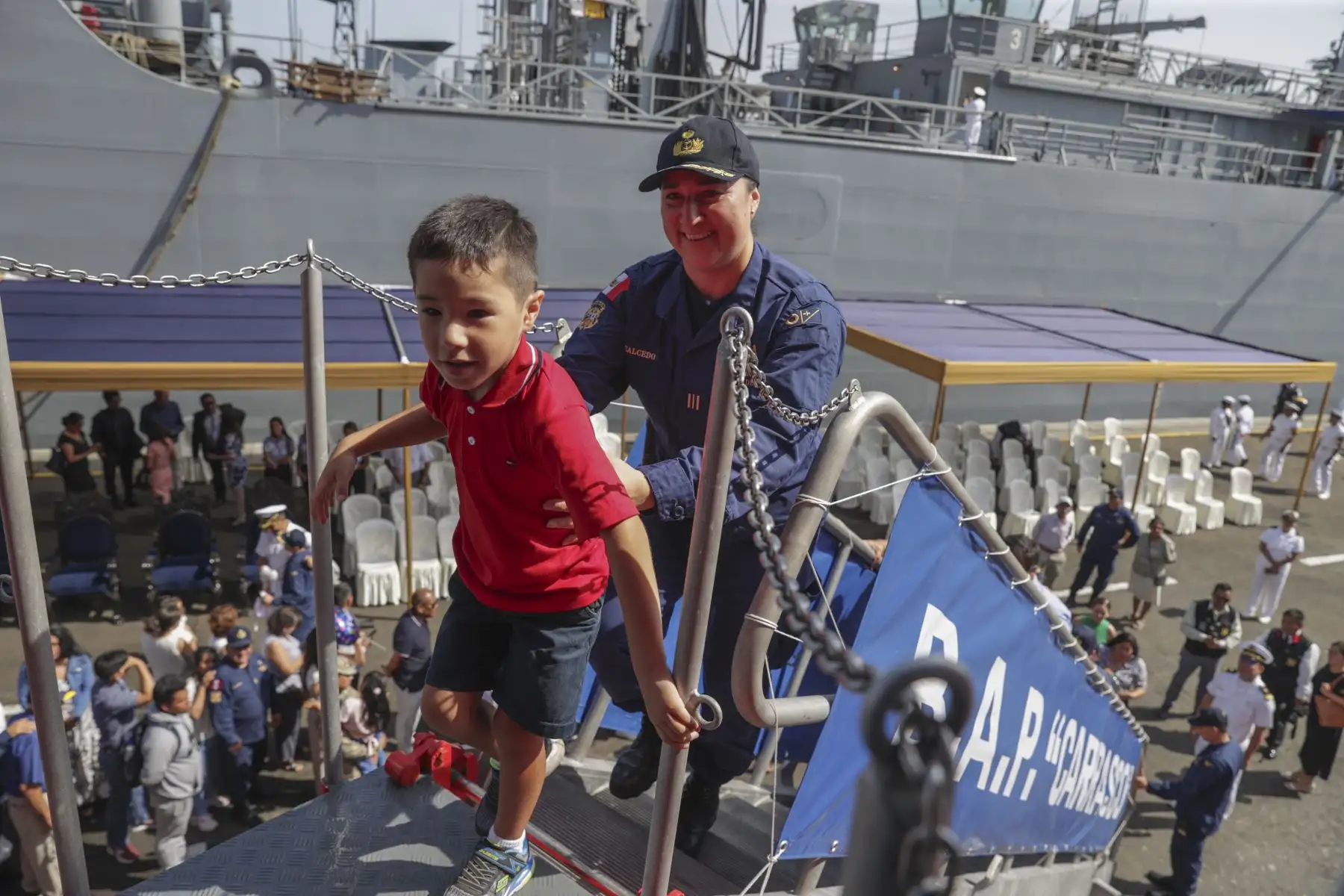 El buque oceanográfico B.A.P. Carrasco, de la Marina de Guerra del Perú, arribó esta mañana al Callao, tras la culminación de la Trigésima Campaña Científica del Perú en la Antártida, ANTAR XXX. Los tripulantes y científicos fueron recibidos por autoridades civiles y militares, así como de sus familiares, en una ceremonia que se realizó en la Base Naval del Callao y que estuvo presidida  por el ministro de Defensa, Walter Astudillo Chávez, y el comandante general de la Marina de Guerra, Almirante Luis Polar Figari.
Foto: ANDINA/Andrés Valle