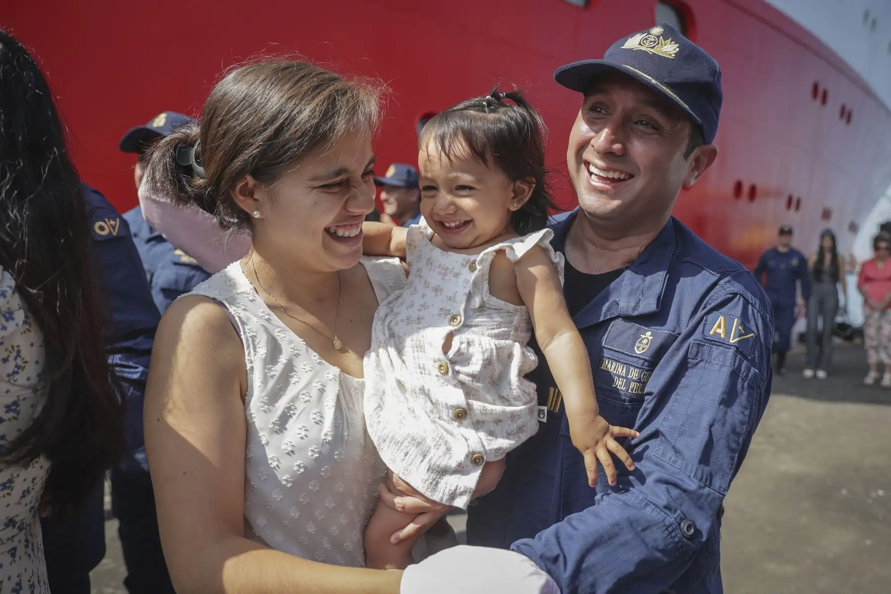 El buque oceanográfico B.A.P. Carrasco, de la Marina de Guerra del Perú, arribó esta mañana al Callao, tras la culminación de la Trigésima Campaña Científica del Perú en la Antártida, ANTAR XXX. Los tripulantes y científicos fueron recibidos por autoridades civiles y militares, así como de sus familiares, en una ceremonia que se realizó en la Base Naval del Callao y que estuvo presidida  por el ministro de Defensa, Walter Astudillo Chávez, y el comandante general de la Marina de Guerra, Almirante Luis Polar Figari.
Foto: ANDINA/Andrés Valle