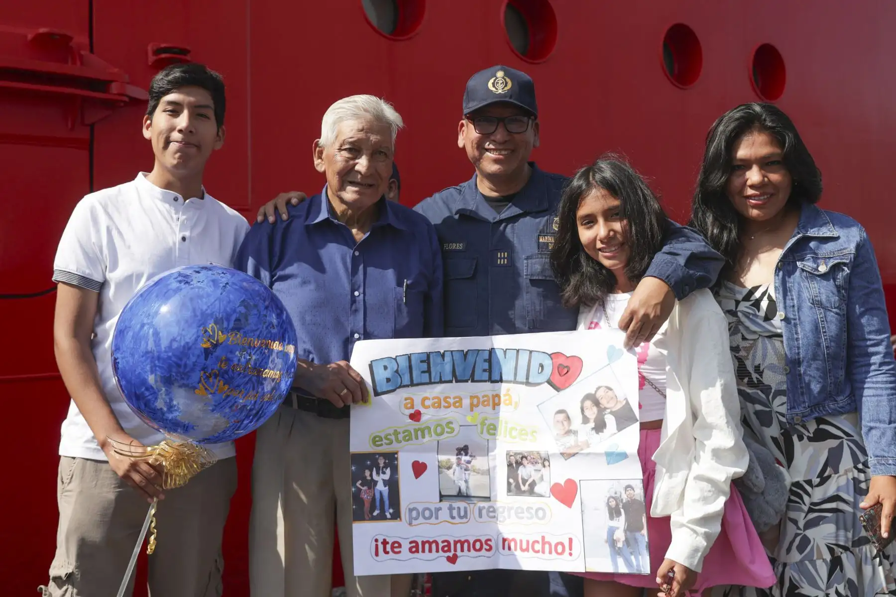 El buque oceanográfico B.A.P. Carrasco, de la Marina de Guerra del Perú, arribó esta mañana al Callao, tras la culminación de la Trigésima Campaña Científica del Perú en la Antártida, ANTAR XXX. Los tripulantes y científicos fueron recibidos por autoridades civiles y militares, así como de sus familiares, en una ceremonia que se realizó en la Base Naval del Callao y que estuvo presidida  por el ministro de Defensa, Walter Astudillo Chávez, y el comandante general de la Marina de Guerra, Almirante Luis Polar Figari.
Foto: ANDINA/Andrés Valle