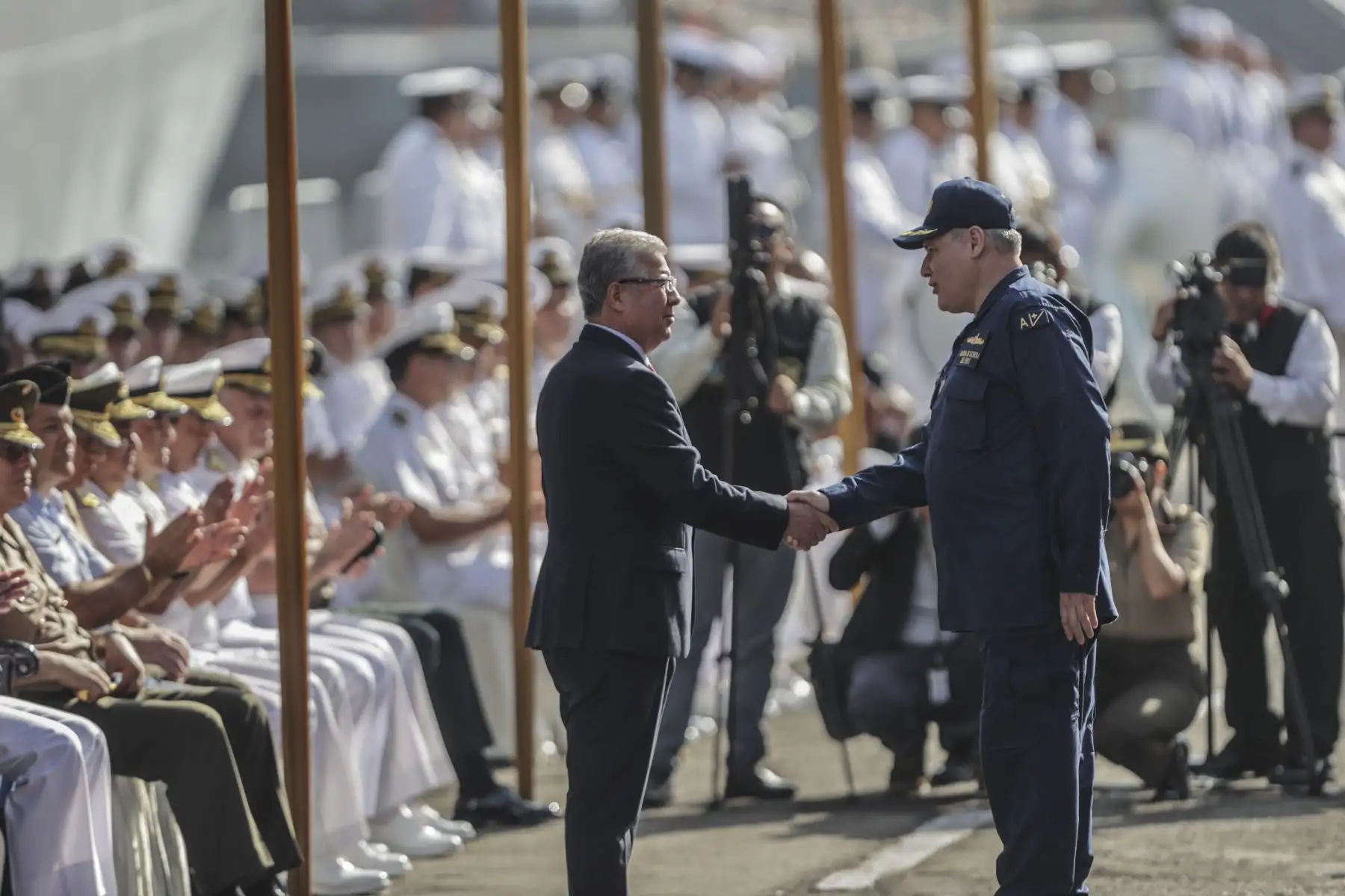El buque oceanográfico B.A.P. Carrasco, de la Marina de Guerra del Perú, arribó esta mañana al Callao, tras la culminación de la Trigésima Campaña Científica del Perú en la Antártida, ANTAR XXX. Los tripulantes y científicos fueron recibidos por autoridades civiles y militares, así como de sus familiares, en una ceremonia que se realizó en la Base Naval del Callao y que estuvo presidida  por el ministro de Defensa, Walter Astudillo Chávez, y el comandante general de la Marina de Guerra, Almirante Luis Polar Figari.
Foto: ANDINA/Andrés Valle
