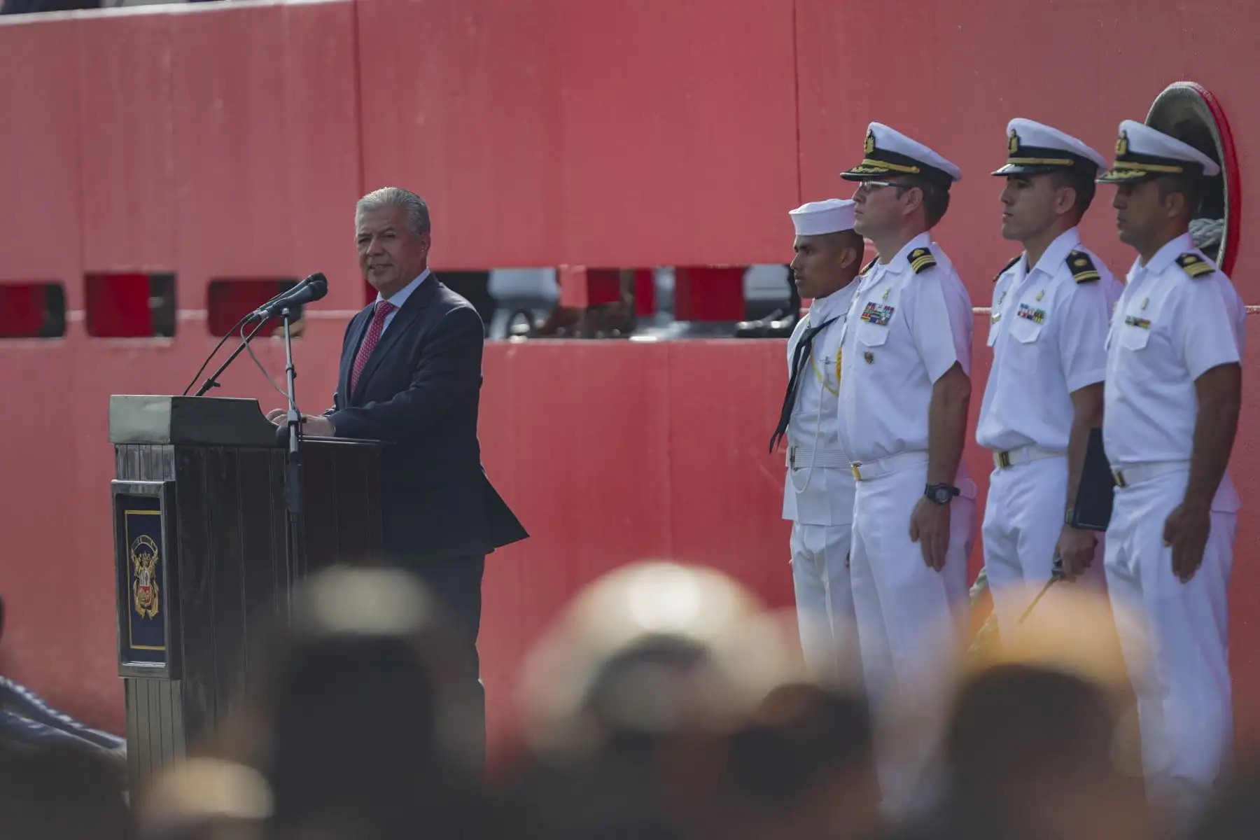 El buque oceanográfico B.A.P. Carrasco, de la Marina de Guerra del Perú, arribó esta mañana al Callao, tras la culminación de la Trigésima Campaña Científica del Perú en la Antártida, ANTAR XXX. Los tripulantes y científicos fueron recibidos por autoridades civiles y militares, así como de sus familiares, en una ceremonia que se realizó en la Base Naval del Callao y que estuvo presidida  por el ministro de Defensa, Walter Astudillo Chávez, y el comandante general de la Marina de Guerra, Almirante Luis Polar Figari.
Foto: ANDINA/Andrés Valle