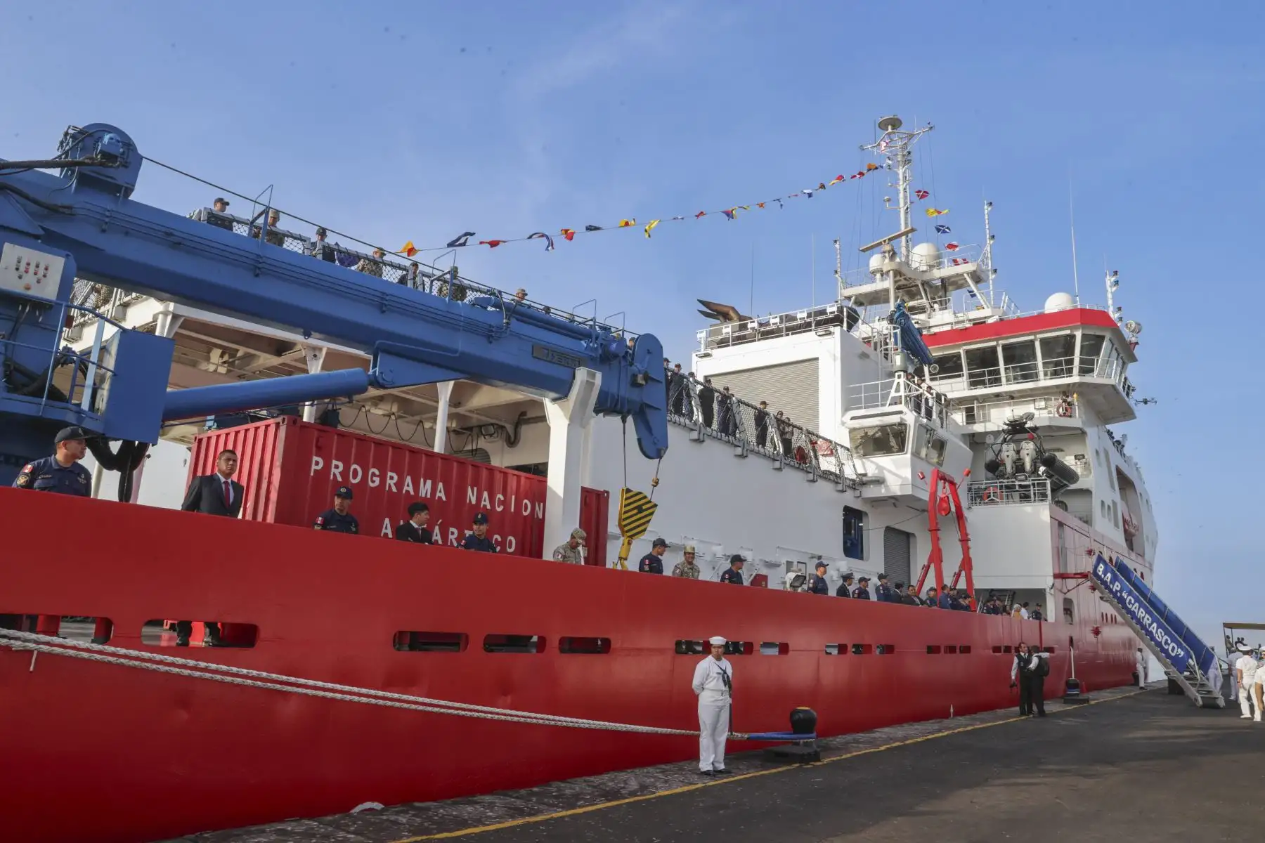 El buque oceanográfico B.A.P. Carrasco, de la Marina de Guerra del Perú, arribó esta mañana al Callao, tras la culminación de la Trigésima Campaña Científica del Perú en la Antártida, ANTAR XXX. Los tripulantes y científicos fueron recibidos por autoridades civiles y militares, así como de sus familiares, en una ceremonia que se realizó en la Base Naval del Callao y que estuvo presidida  por el ministro de Defensa, Walter Astudillo Chávez, y el comandante general de la Marina de Guerra, Almirante Luis Polar Figari.
Foto: ANDINA/Andrés Valle
