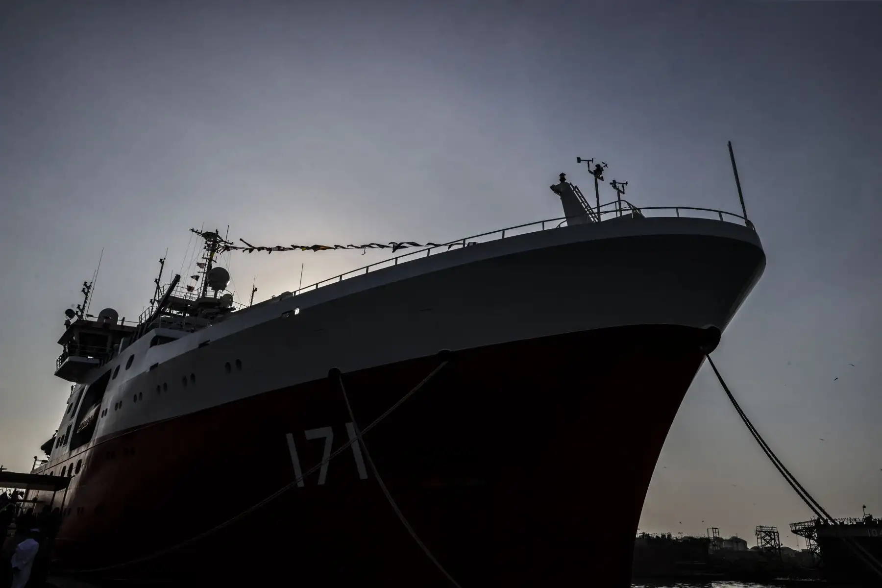 El buque oceanográfico B.A.P. Carrasco, de la Marina de Guerra del Perú, arribó esta mañana al Callao, tras la culminación de la Trigésima Campaña Científica del Perú en la Antártida, ANTAR XXX. Los tripulantes y científicos fueron recibidos por autoridades civiles y militares, así como de sus familiares, en una ceremonia que se realizó en la Base Naval del Callao y que estuvo presidida  por el ministro de Defensa, Walter Astudillo Chávez, y el comandante general de la Marina de Guerra, Almirante Luis Polar Figari.
Foto: ANDINA/Andrés Valle