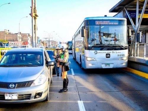 PNP sanciona a 17 conductores por invadir la vía exclusiva del Metropolitano. Foto: ANDINA/Difusión