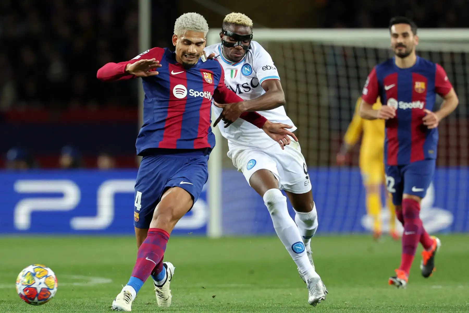 El delantero nigeriano del Napoli, Victor Osimhen desafía al defensa uruguayo del Barcelona, Ronald Araujo durante el partido de vuelta de los últimos 16 partidos de la Liga de Campeones de la UEFA entre el FC Barcelona y el SSC Napoli en el Estadi Olimpic Lluis Companys de Barcelona.
Foto: AFP