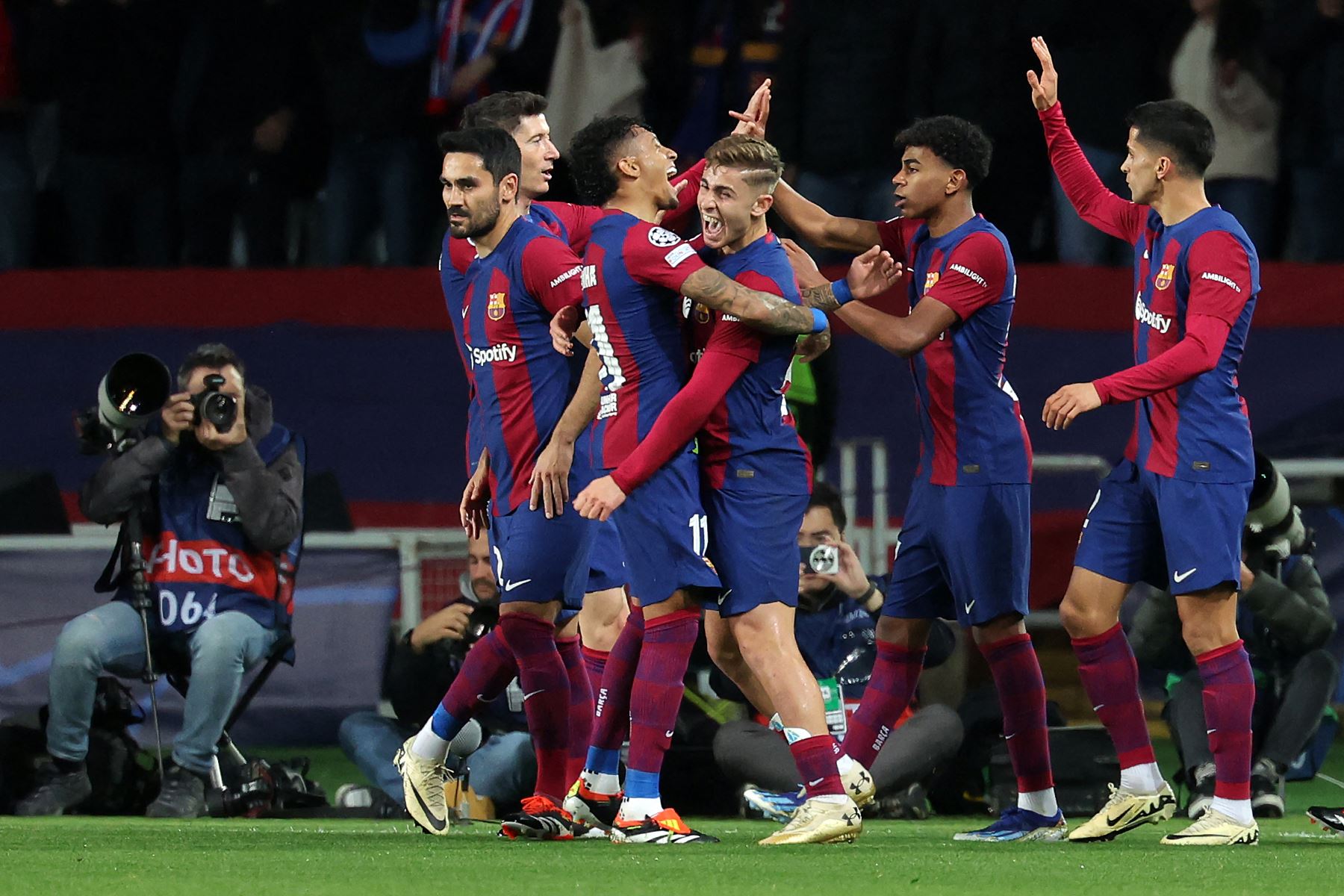 El centrocampista español del Barcelona,  Fermín López celebra marcar el gol inicial durante el partido de vuelta de los últimos 16 partidos de la Liga de Campeones de la UEFA entre el FC Barcelona y el SSC Napoli en el Estadi Olimpic Lluis Companys de Barcelona.