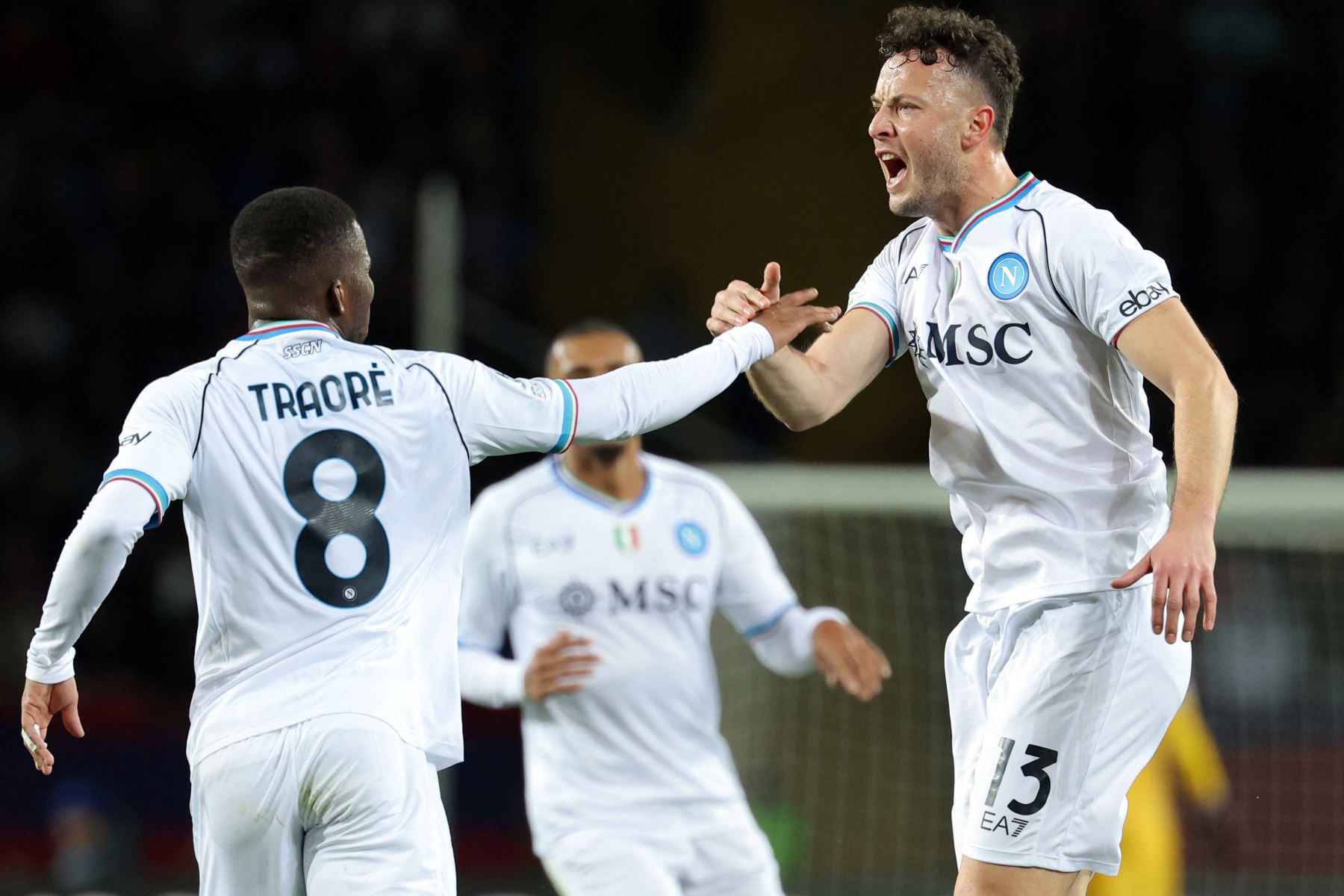 El defensor de Kosovo del Napoli, Amir Rrahmani, celebra marcar el primer gol de su equipo durante el partido de vuelta de los últimos 16 partidos de la Liga de Campeones de la UEFA entre el FC Barcelona y el SSC Napoli en el Estadi Olimpic Lluis Companys de Barcelona.
Foto: AFP