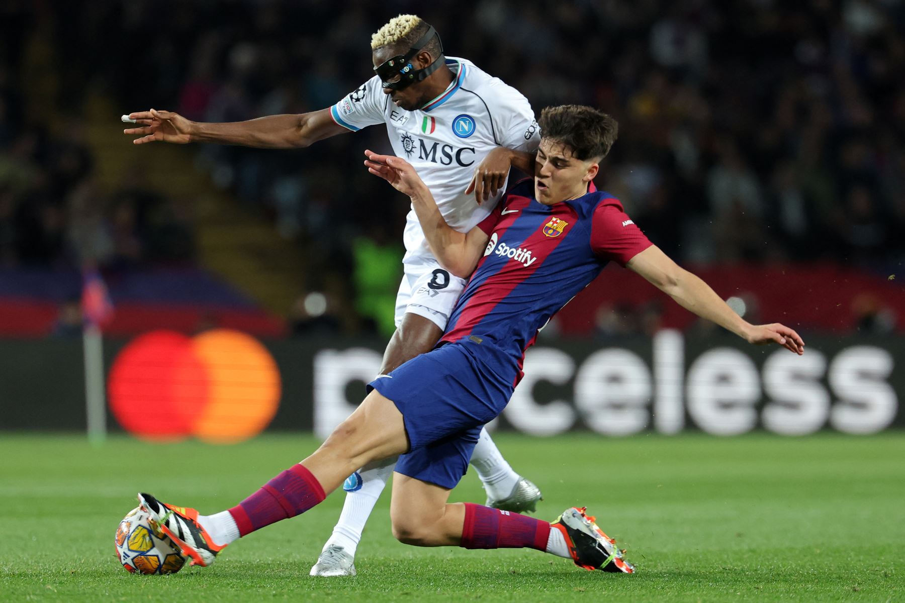 El defensa español del Barcelona, Pau Cubarsi y el delantero nigeriano del Napoli, Victor Osimhen compiten por el balón durante el partido de vuelta de los últimos 16 partidos de la Liga de Campeones de la UEFA entre el FC Barcelona y el SSC Napoli en el Estadi Olimpic Lluis Companys de Barcelona.
Foto: AFP