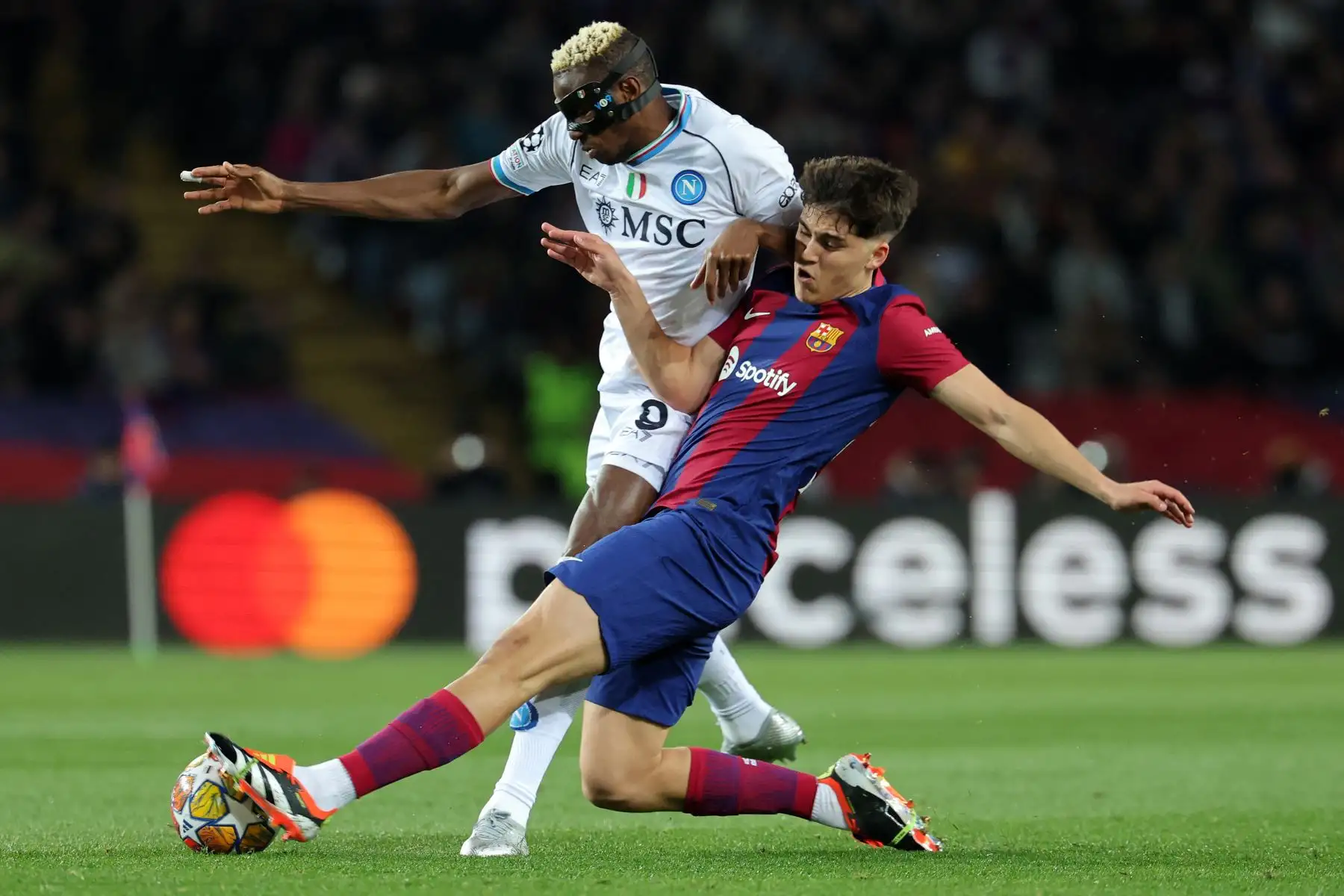El defensa español del Barcelona, Pau Cubarsi y el delantero nigeriano del Napoli, Victor Osimhen compiten por el balón durante el partido de vuelta de los últimos 16 partidos de la Liga de Campeones de la UEFA entre el FC Barcelona y el SSC Napoli en el Estadi Olimpic Lluis Companys de Barcelona.
Foto: AFP