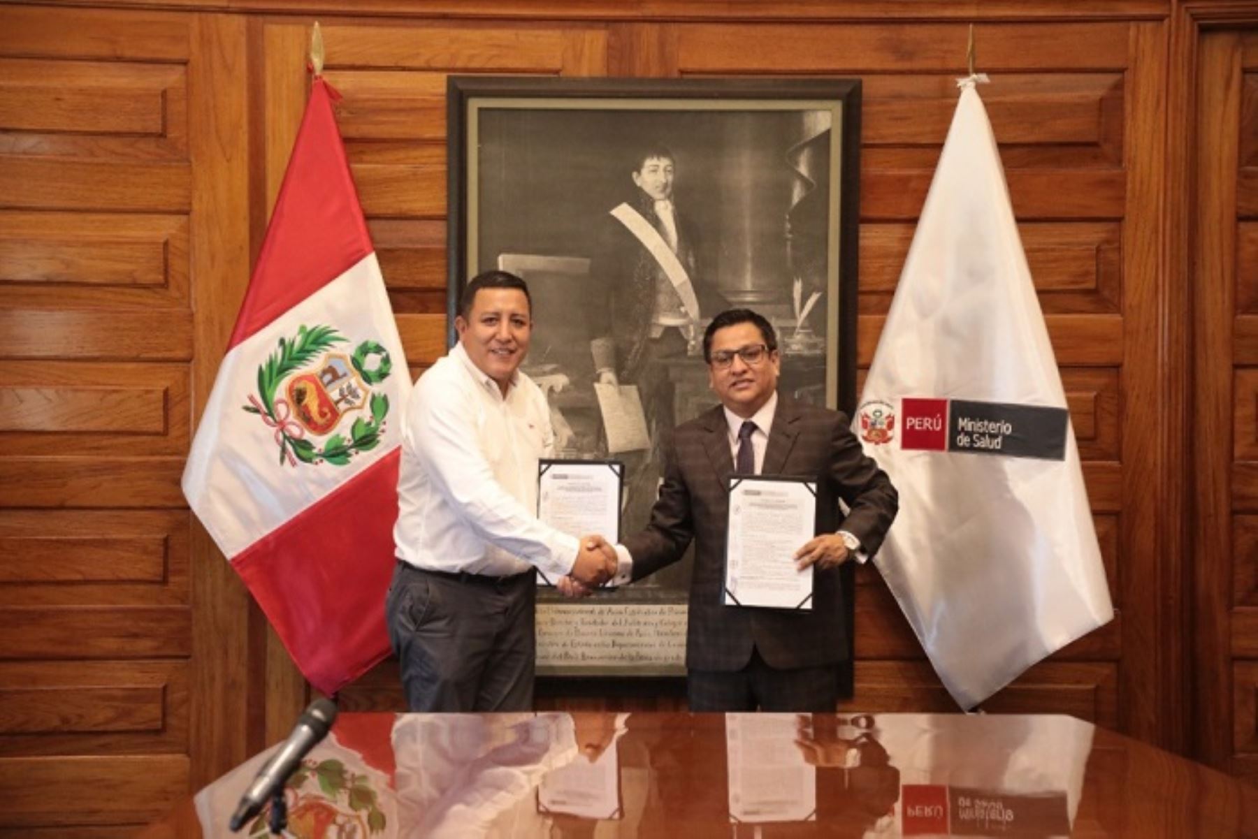 El ministro de Salud, César Vásquez, lideró la firma del convenio entre el coordinador general del Pronis, José Valega; y el alcalde provincial de Lauricocha, Gide Falcón.