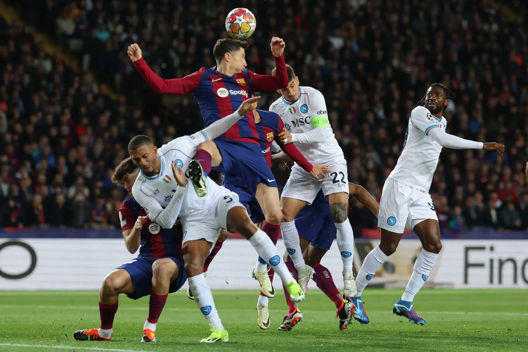 El delantero polaco del Barcelona, Robert Lewandowski gana un cabezazo contra el defensa italiano del Napoli, Giovanni Di Lorenzo durante el partido de vuelta de los últimos 16 partidos de la Liga de Campeones de la UEFA entre el FC Barcelona y el SSC Napoli en el Estadi Olimpic Lluis Companys de Barcelona.
Foto: AFP