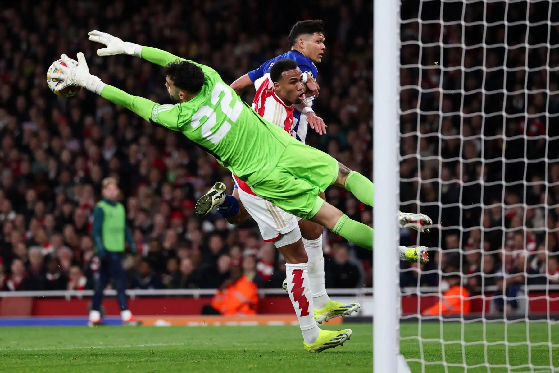 El portero español del Arsenal, David Raya, salta para detener el balón durante el partido de fútbol de segunda vuelta de la Liga de Campeones de la UEFA entre el Arsenal y el Porto FC en el estadio del Arsenal en Londres. Foto: AFP