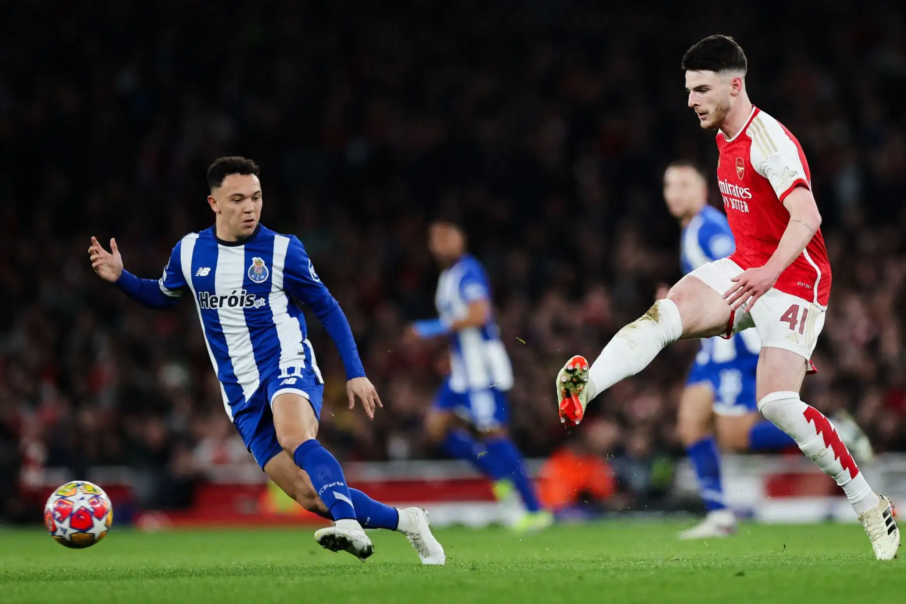 El centrocampista inglés del Arsenal, Declan Rice, dispara el balón durante el partido de vuelta de la Liga de Campeones de la UEFA entre el Arsenal y el Porto FC en el estadio del Arsenal en Londres. Foto: AFP