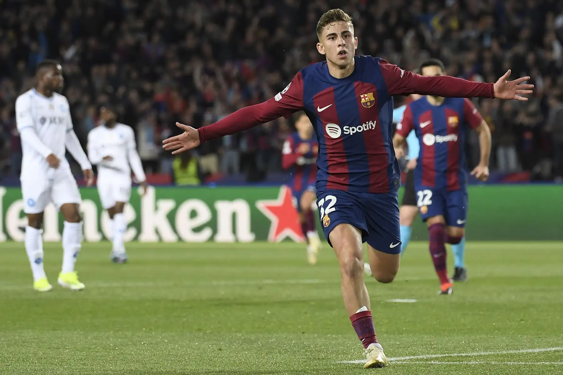 El centrocampista español del Barcelona, ​​Fermín López, celebra marcar el gol inicial durante el partido de vuelta de la Liga de Campeones de la UEFA entre el FC Barcelona y el SSC Napoli en el Estadi Olimpic Lluis Companys de Barcelona. Foto: AFP