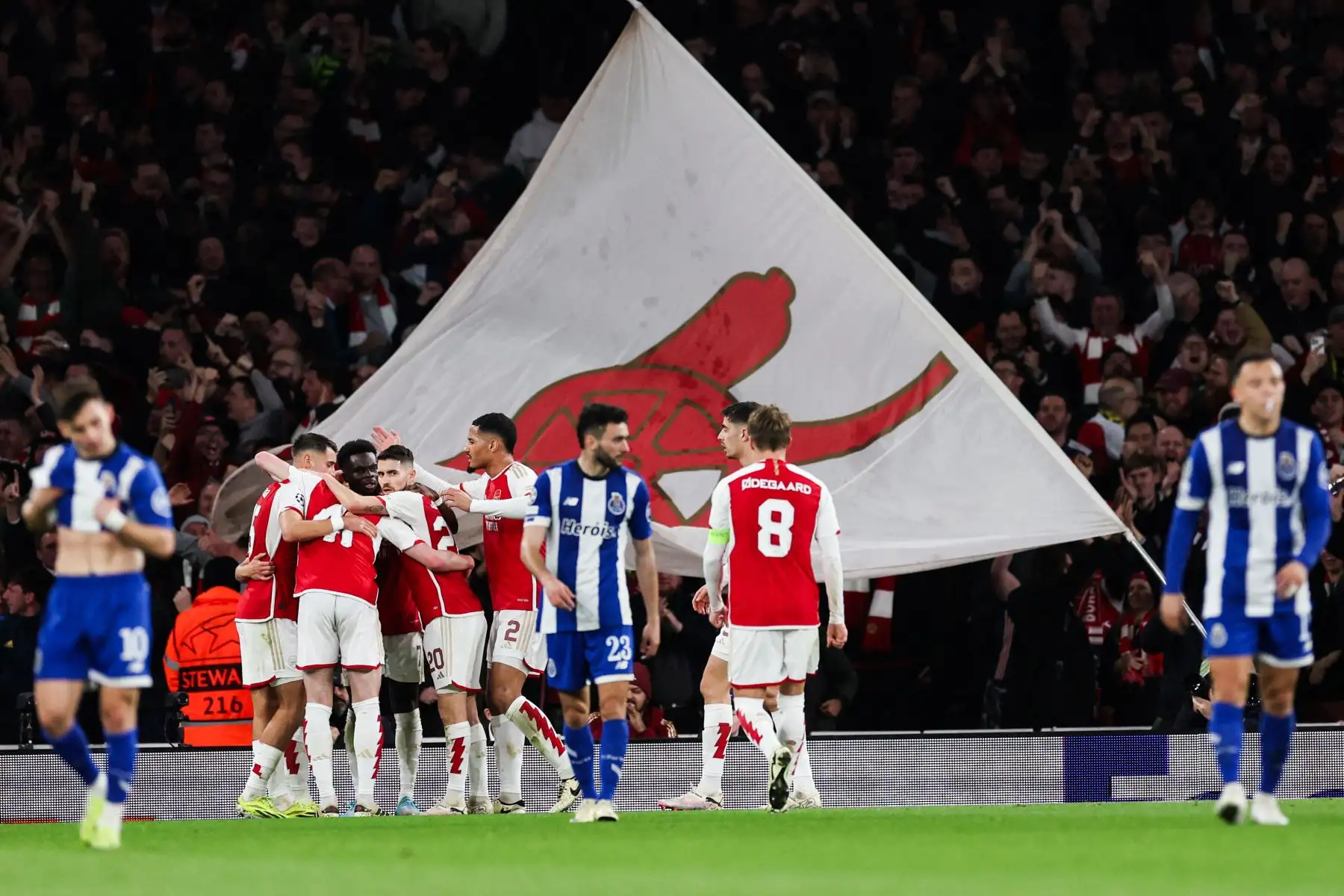 El centrocampista belga del Arsenal, Leandro Trossard, celebra con sus compañeros de equipo después de marcar el primer gol de su equipo durante el partido de vuelta  de la Liga de Campeones de la UEFA entre el Arsenal y el Porto FC en el estadio del Arsenal en Londres4. Foto: AFP
