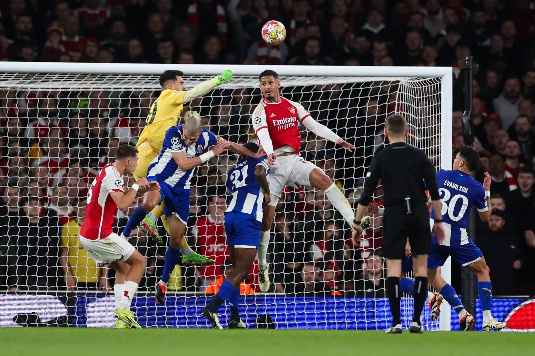El portero portugués del Porto, Diogo Costa, lucha por el balón con el defensor francés del Arsenal, William Saliba, durante el partido de fútbol de segunda vuelta de la Liga de Campeones de la UEFA en Londres. Foto: AFP