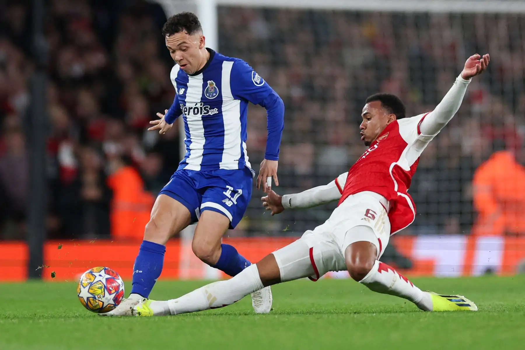 El defensor brasileño del Arsenal, Gabriel Magalhaes, se enfrenta al defensor brasileño del Porto, Pepe, durante el partido de fútbol de segunda vuelta de la Liga de Campeones de la UEFA en el estadio del Arsenal en el norte de Londres. Foto: AFP