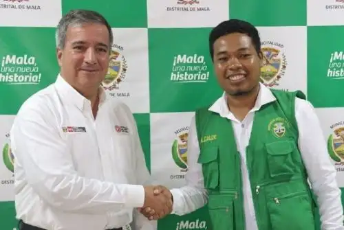 Ministro de Transportes y Comunicaciones, Raúl Pérez Reyes y el alcalde de Mala, Julio Espichán Asín. Cortesía