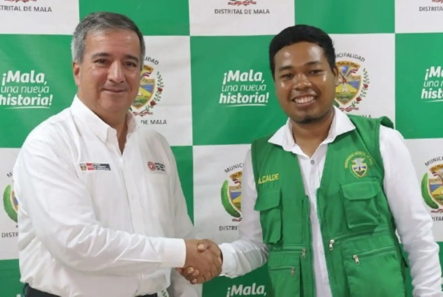 Ministro de Transportes y Comunicaciones, Raúl Pérez Reyes y el alcalde de Mala, Julio Espichán Asín. Cortesía