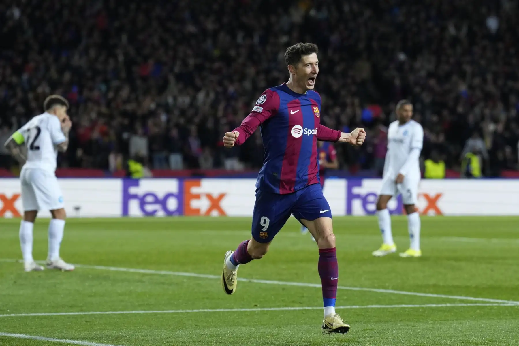 El delantero polaco del FC Barcelona, Robert Lewandowski, tras conseguir el tercer gol del equipo blaugrana durante el encuentro correspondiente a la vuelta de los octavos de final de la Liga de Campeones que FC Barcelona y Napoles disputan en el estadio Lluis Company, en Barcelona. Foto: EFE