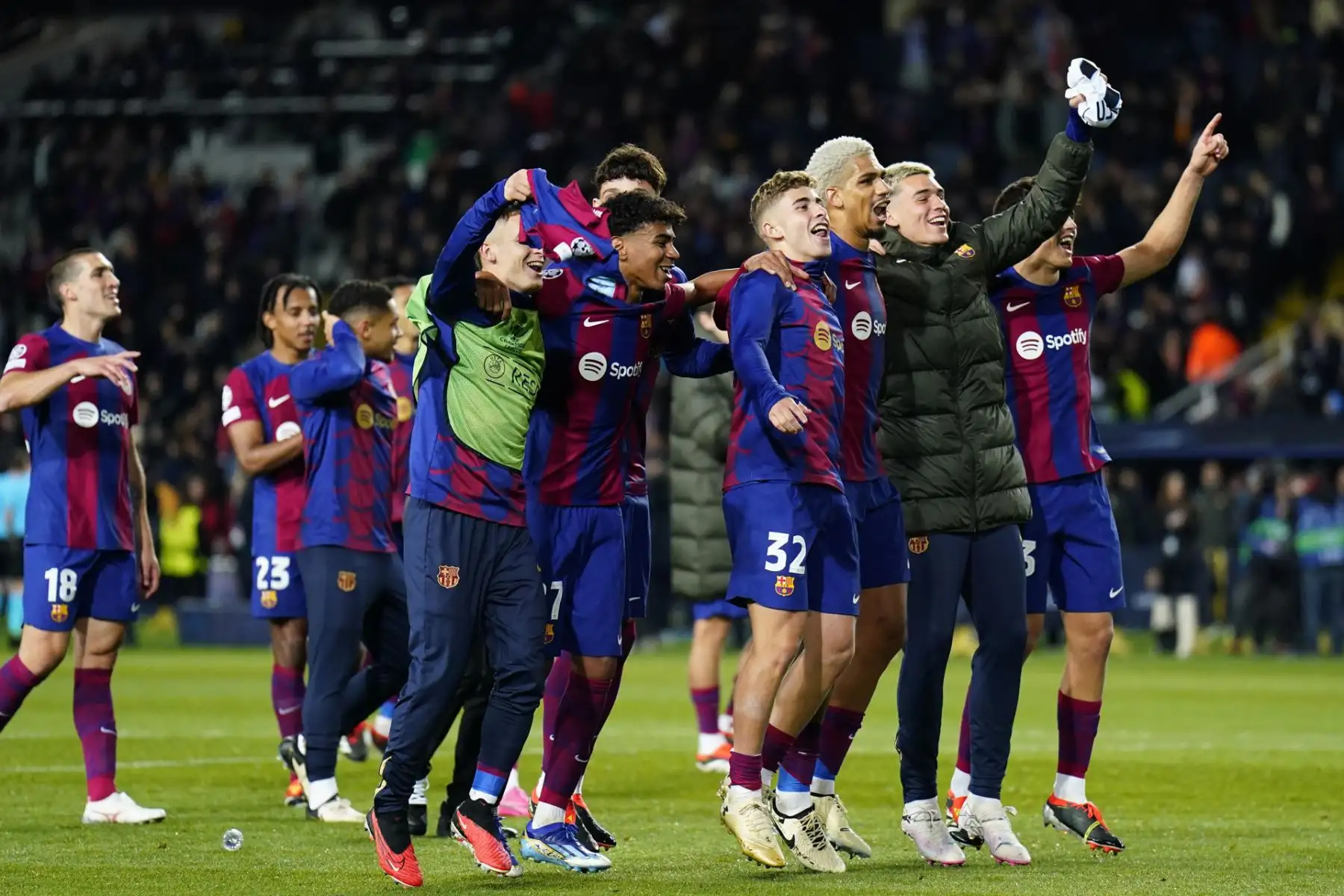 Los jugadores del FC Barcelona celebran la victoria del equipo blaugrana a la finalización del encuentro correspondiente a la vuelta de los octavos de final de la Liga de Campeones que FC Barcelona y Napoles disputaron en el estadio Lluis Company, en Barcelona. Foto: EFE