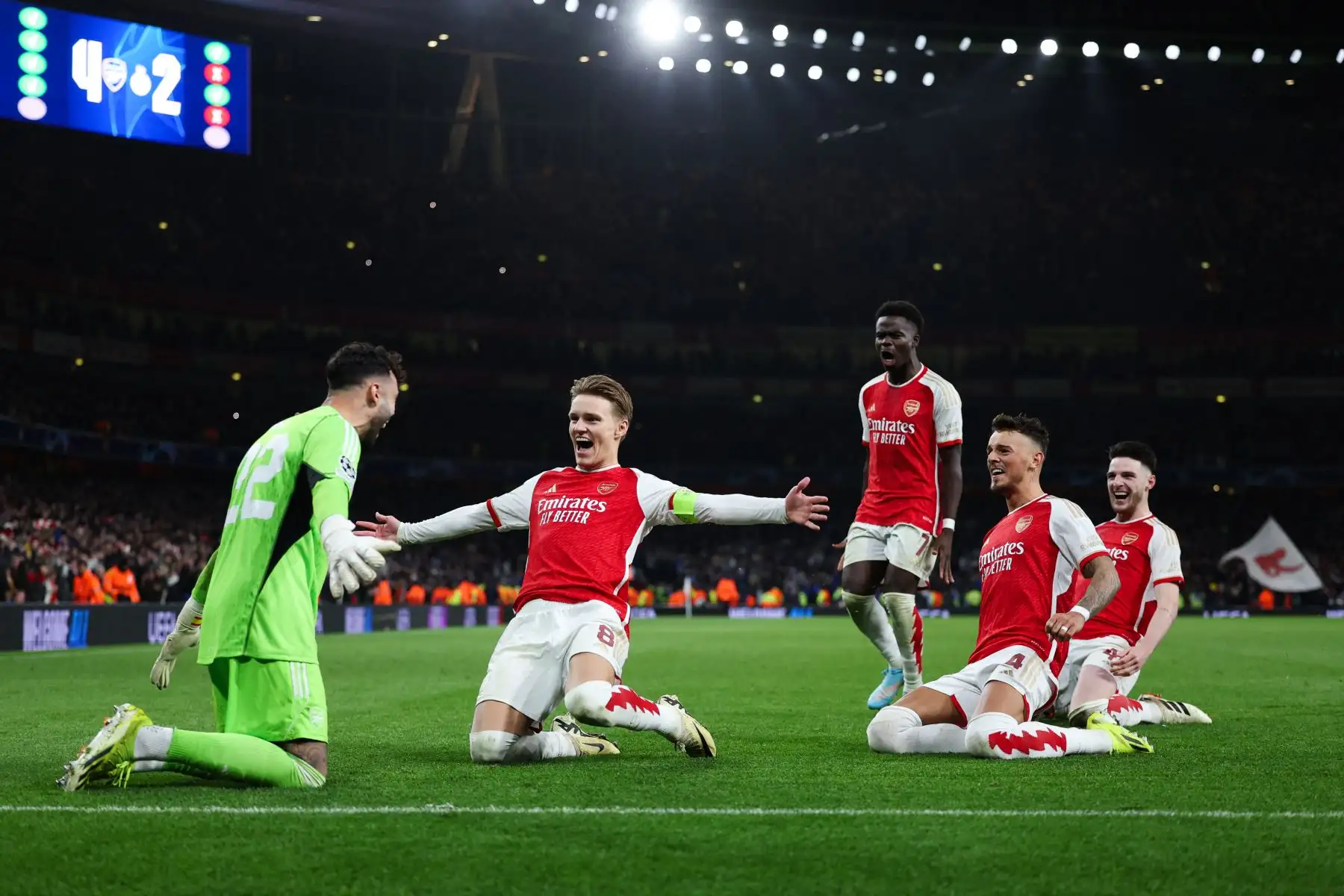 El portero español del Arsenal, David Raya, el mediocampista noruego del Arsenal, Martin Odegaard, el mediocampista inglés del Arsenal, Bukayo Saka, el defensor inglés del Arsenal, Ben White y el mediocampista inglés del Arsenal, Declan Rice celebran después de ganar el tiro penal. Foto: AFP