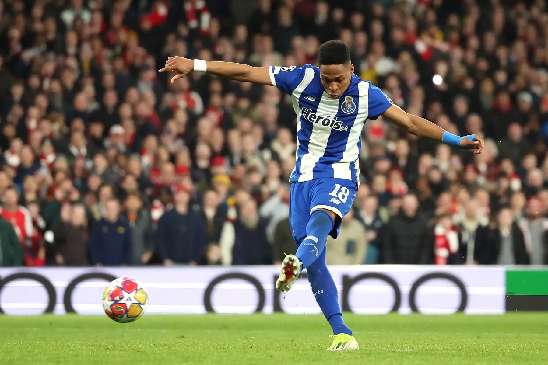 Wendell de Porto ejecuta su penalti pero falla en la tanda de penaltis de los octavos de final de la Liga de Campeones de la UEFA, partido de vuelta entre Arsenal y Porto en Londres. Foto: EFE