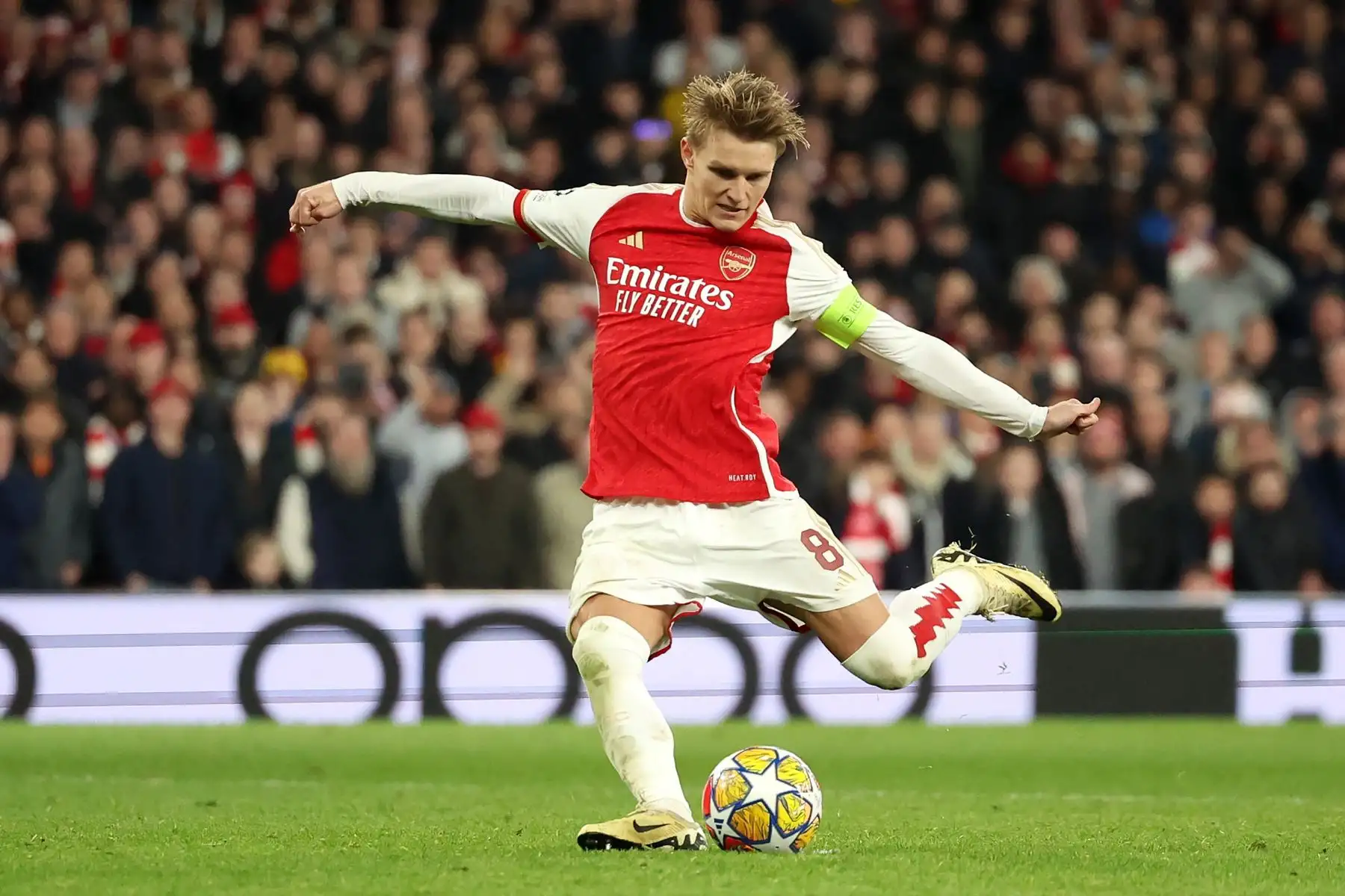 Martin Odegaard del Arsenal anotó el primer penalti en la tanda de penaltis de los octavos de final de la Liga de Campeones de la UEFA, partido de vuelta entre el Arsenal y el Oporto en Londres. Foto: EFE