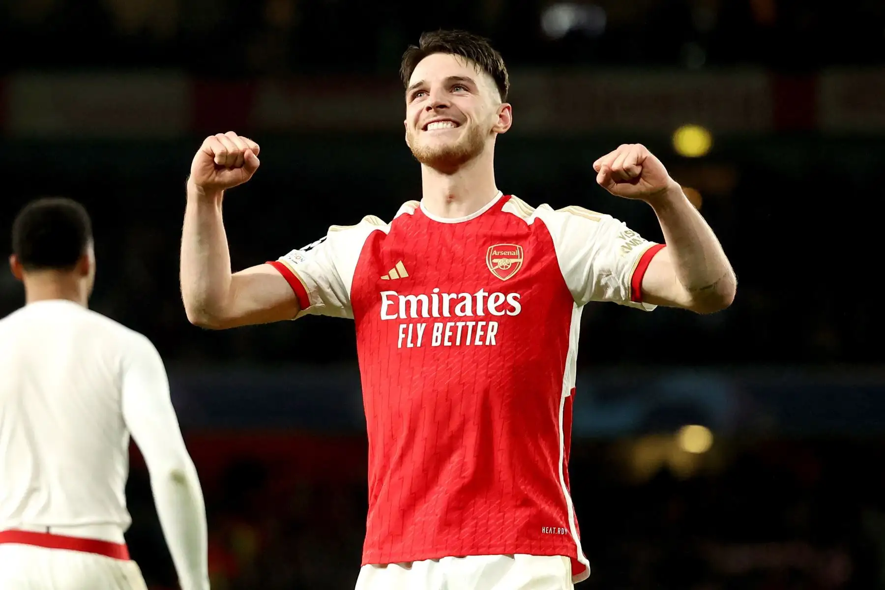 Declan Rice del Arsenal celebra después de que el equipo ganó la tanda de penaltis de los octavos de final de la Liga de Campeones de la UEFA, partido de vuelta entre el Arsenal y el Porto en Londres. Foto: EFE