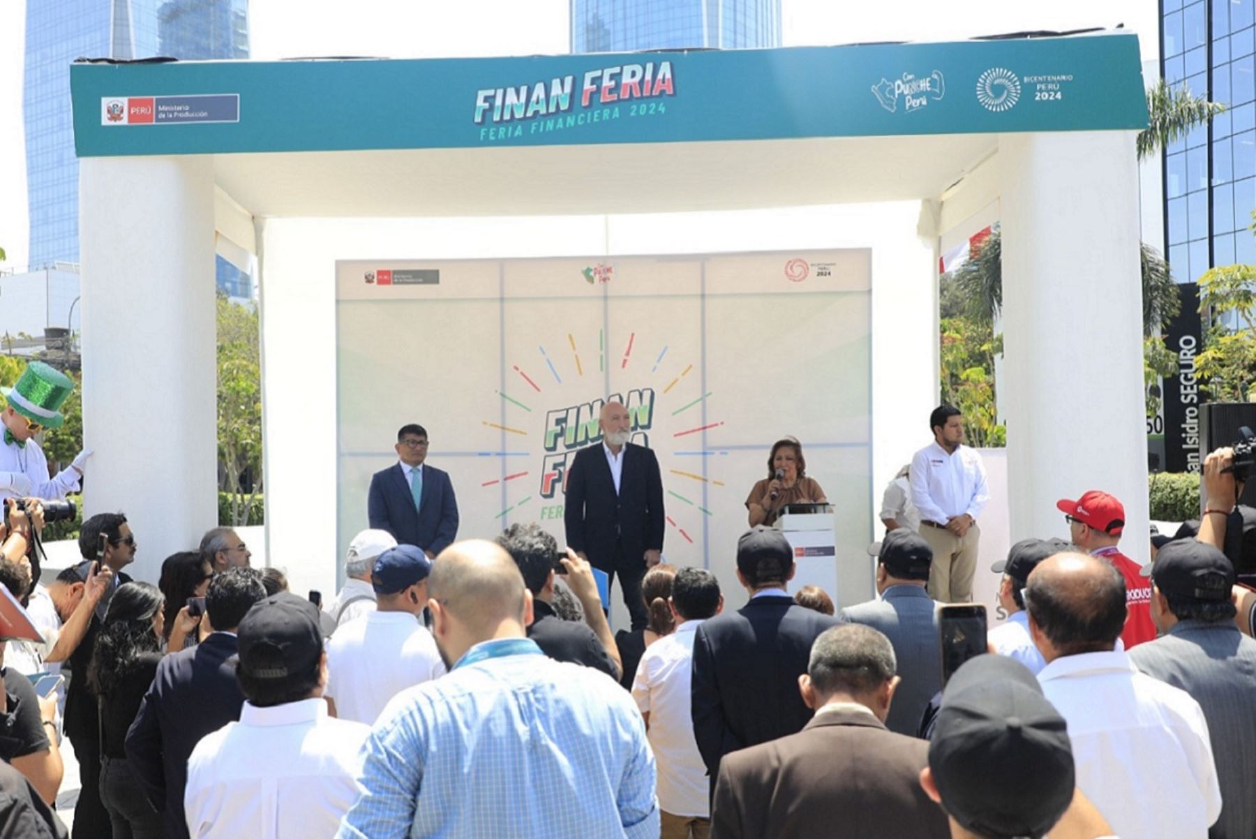 Ministra de la Producción, Ana María Choquehuanca, inauguró hoy la "Finanferia 2024", que brinda asesoría y evaluación gratuita a las mypes para obtener financiamiento del programa Impulso Myperú. Foto: Cortesía.