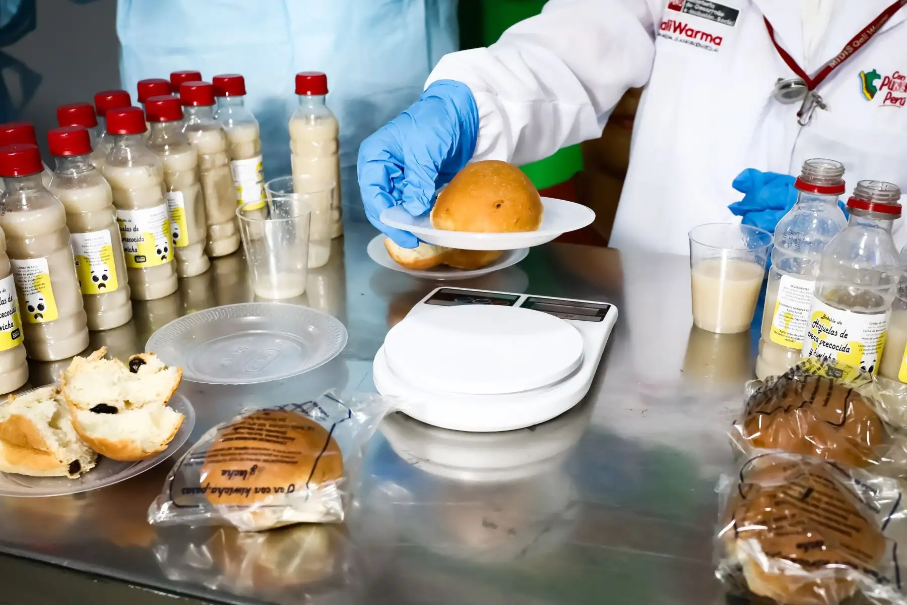 Las raciones de alimentos que entrega Qali Warma a los menores en edad escolar consiste en un bebible, un sólido y un huevo sancochado, que ya vienen listos para ser consumidos por los escolares en sus aulas. Foto: ANDINA/Midis