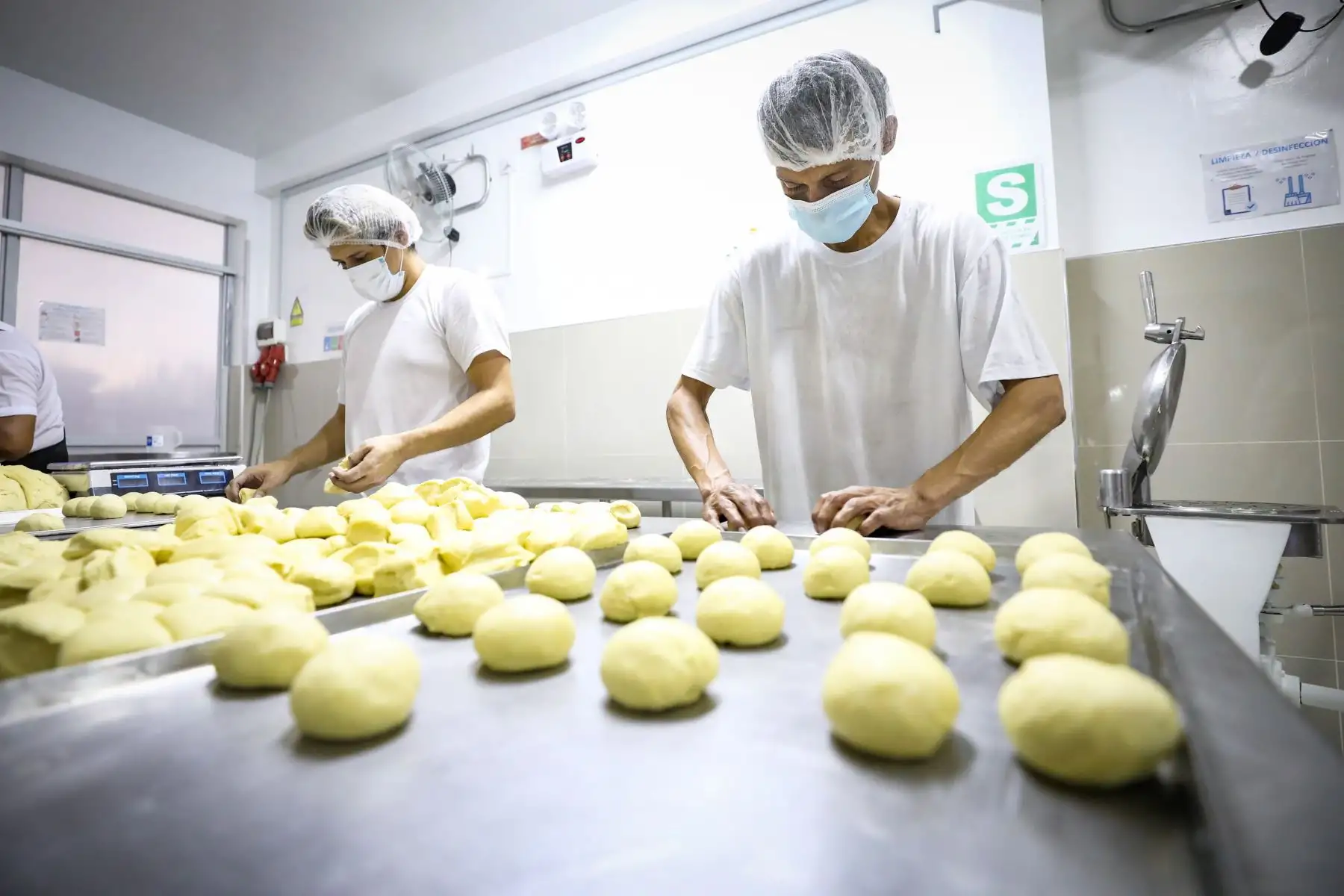 La empresa proveedora, ubicada en el distrito de San Martín de Porres, produce alimentos que se distribuirán a 39 507 estudiantes de 111 instituciones educativas públicas ubicadas en los distritos de Carabayllo, Comas, Los Olivos y Villa El Salvador. Foto: ANDINA/Midis